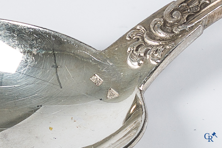 Argent. Lot avec couverts en argent 800°/00.