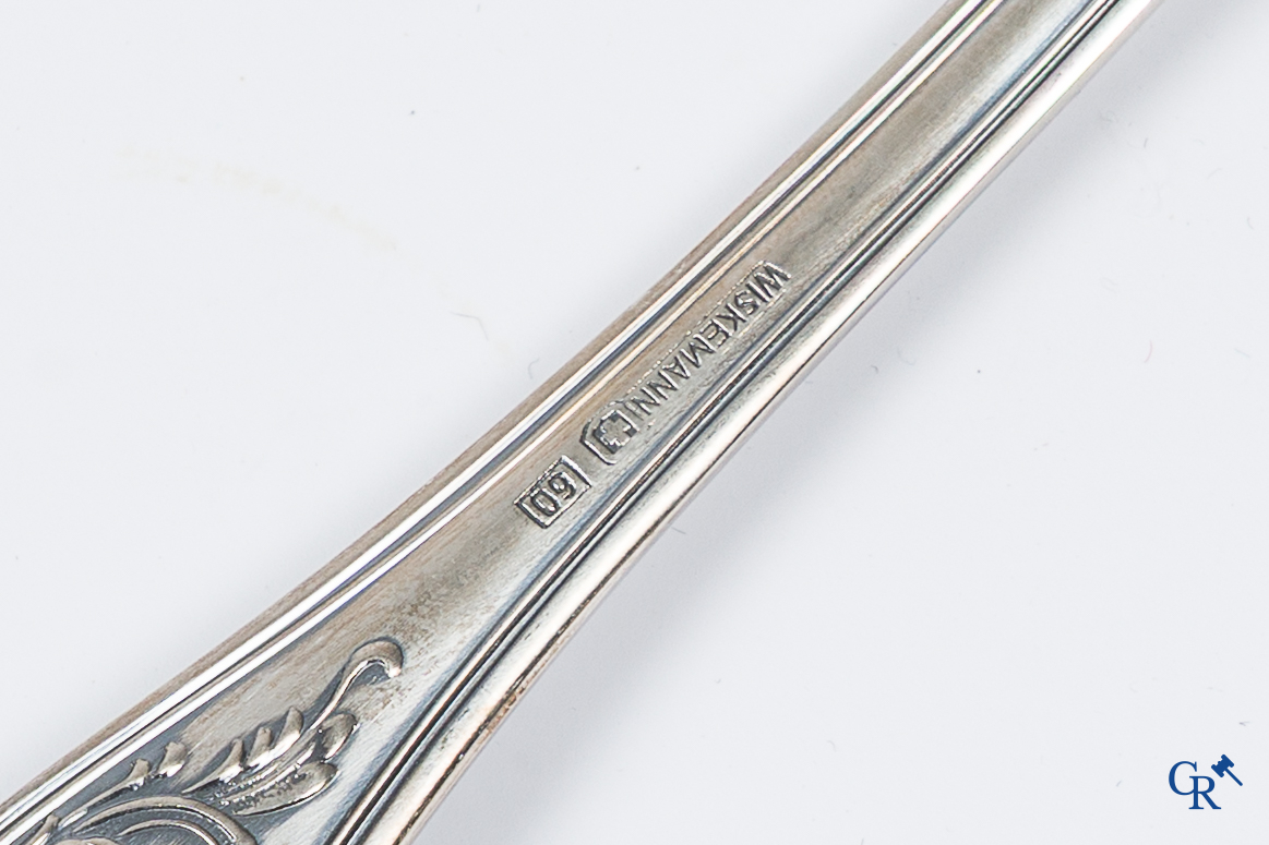 Orfèvrerie Wiskemann Bruxelles. Coffret à couverts pour 12 personnes en métal argenté. 115 pièces.