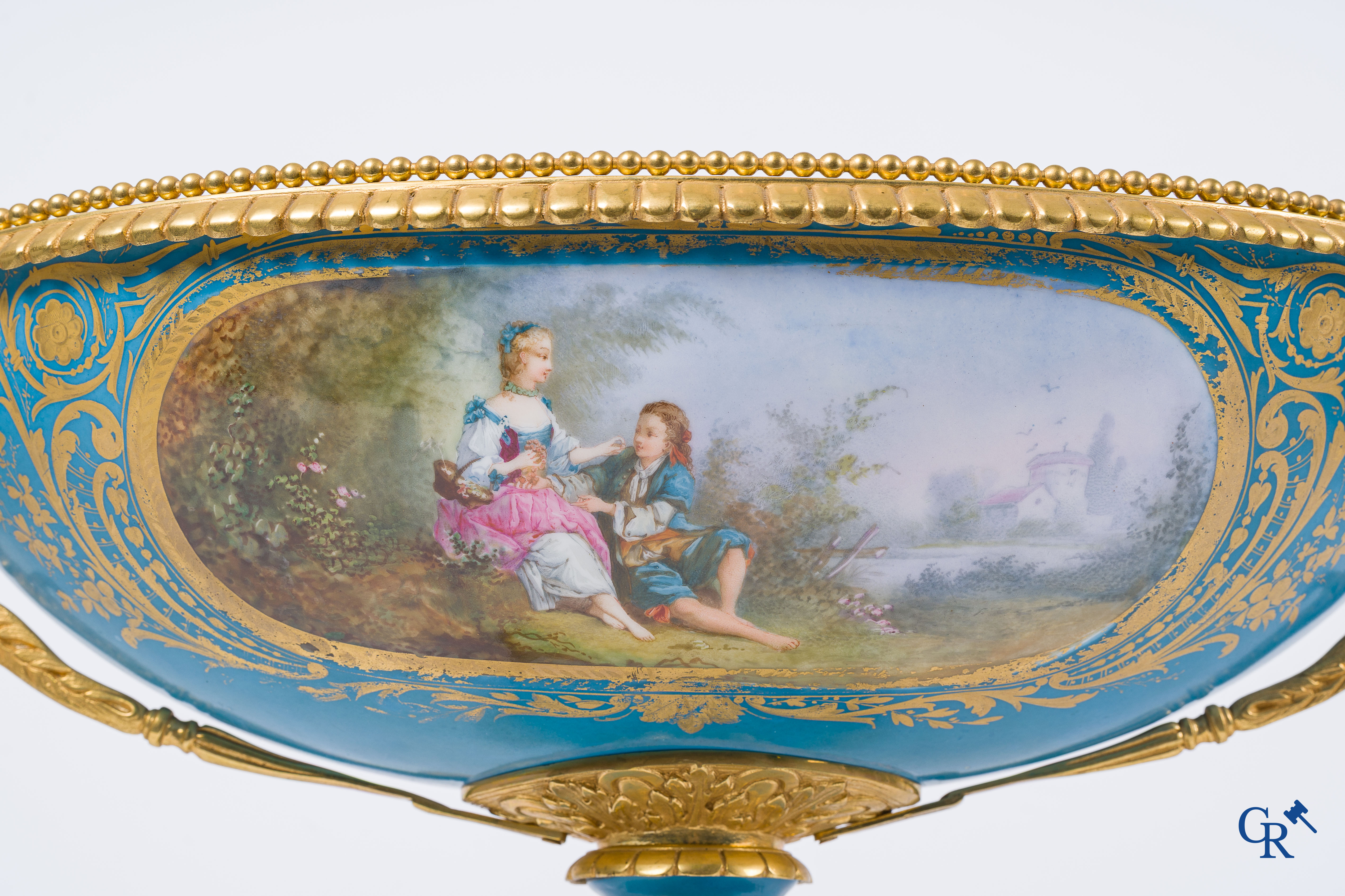 Sèvres. Important centre de table en porcelaine de Sèvres avec des montures en bronze doré. Style LXVI, vers 1900.