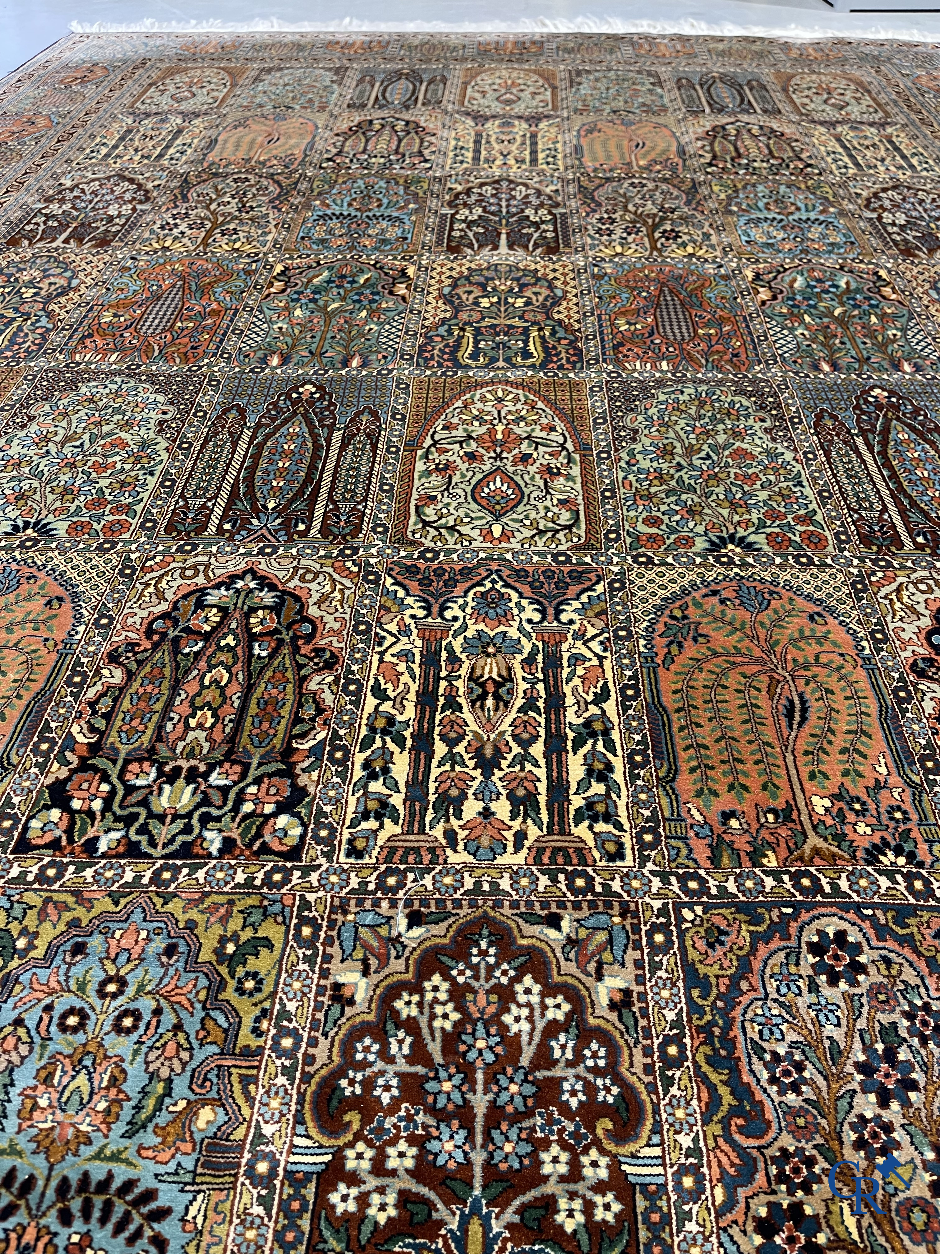 Tapis d'orient. Exceptionnel tapis en soie Khesti "garden design". Cachemire.