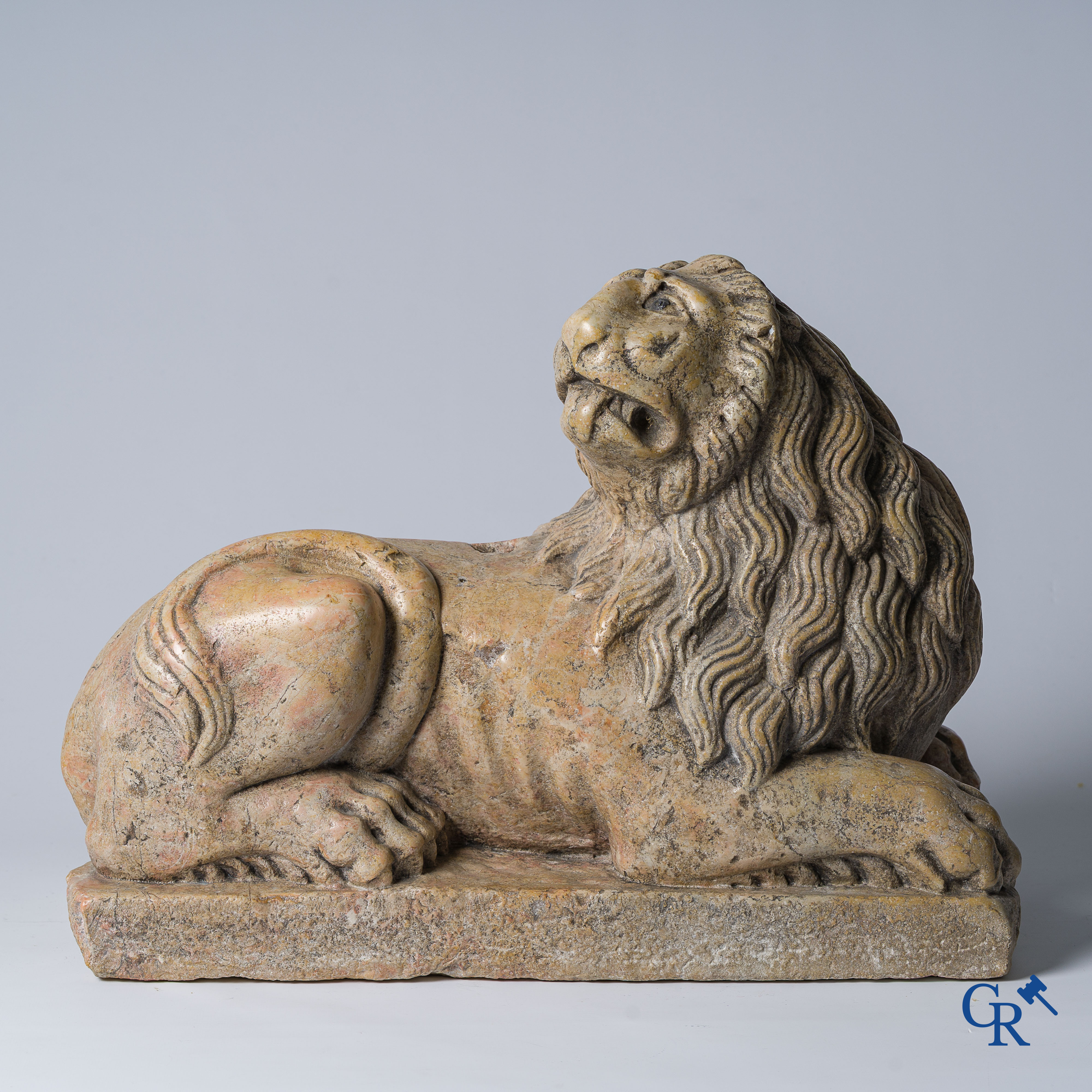 Lion couché taillé en marbre, pupilles en plomb. Italie, vers 1700.