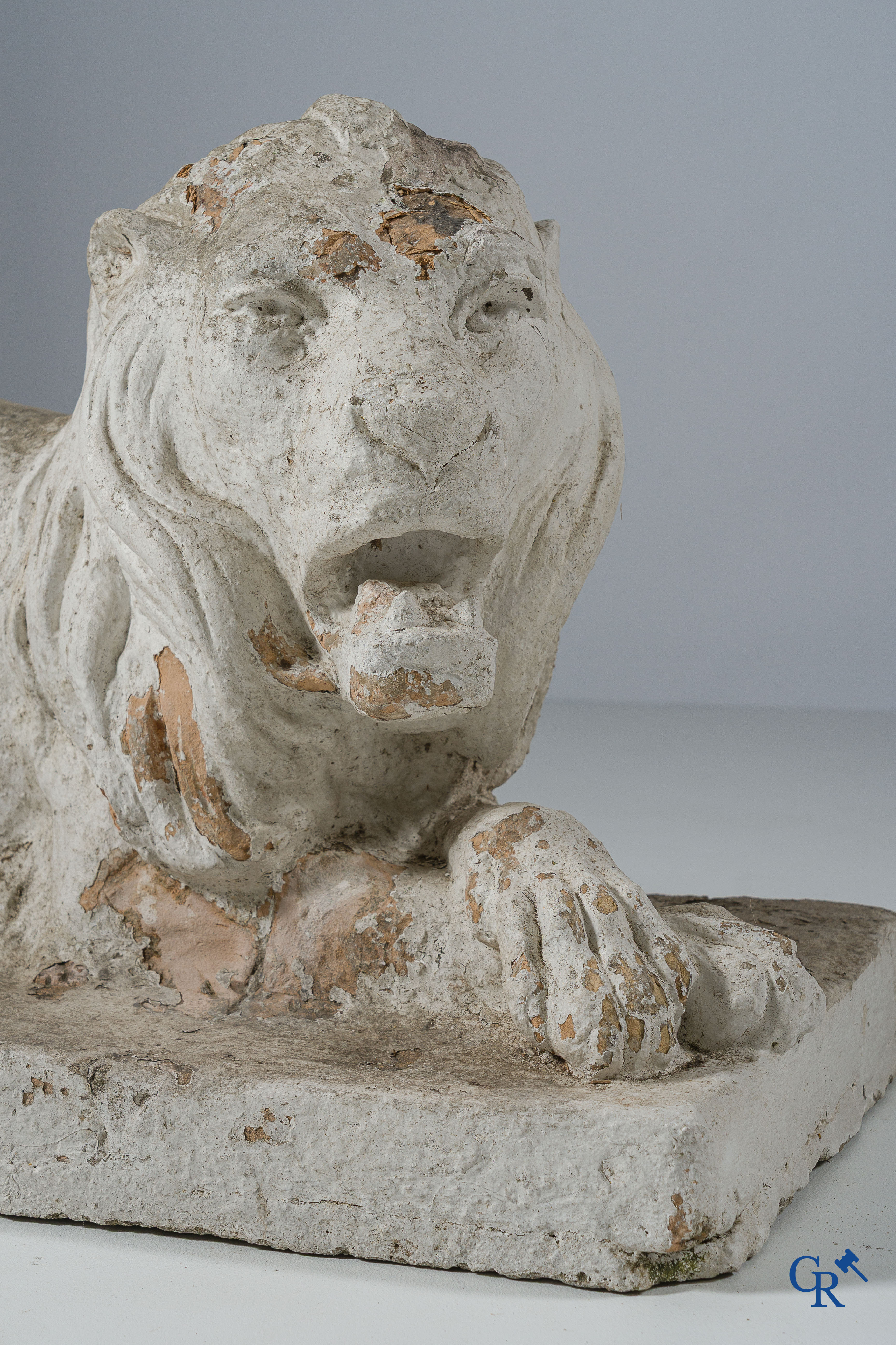 Décoration de jardin. Grand lion couché en terre cuite peinte. XVIIIe-XIXe siècle.