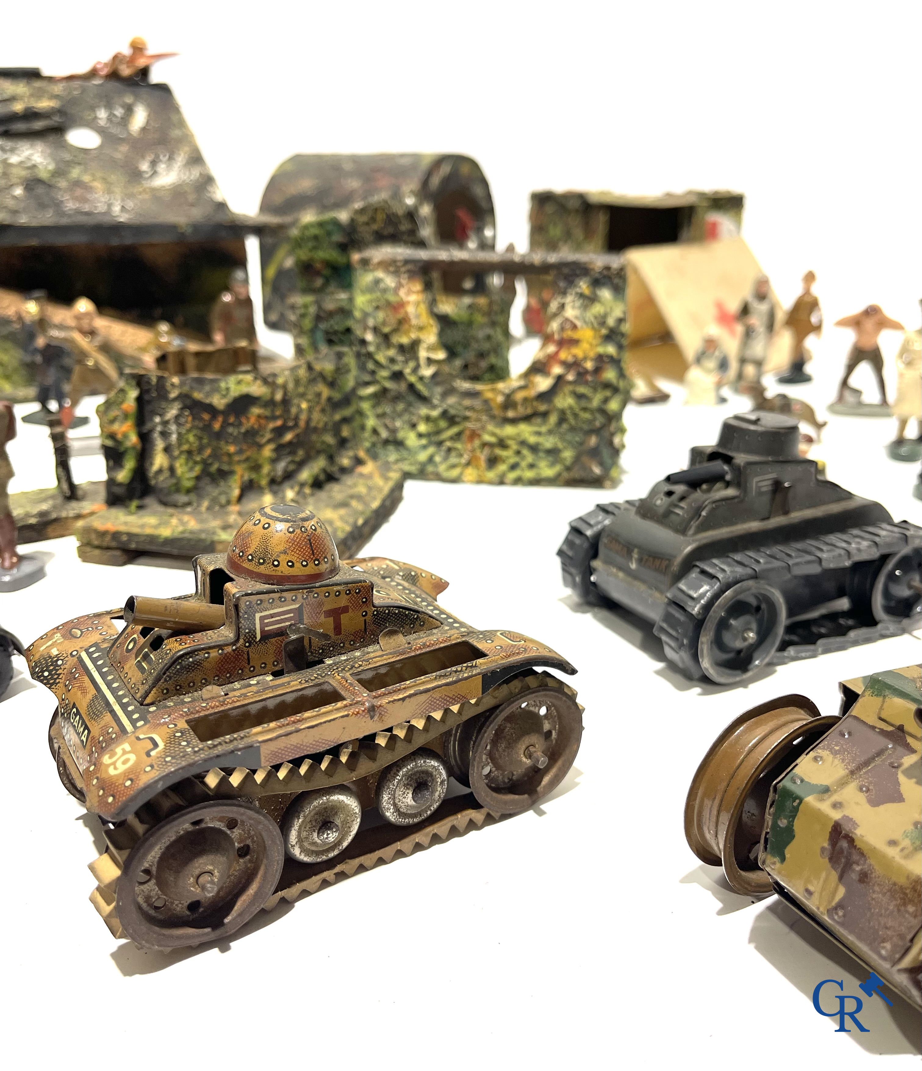 Grand nombre de jouets militaires ancien. Chars Gamma, figurines en composite, bunkers, tranchées, hôpital de campagne, etc. Années 1930-40.