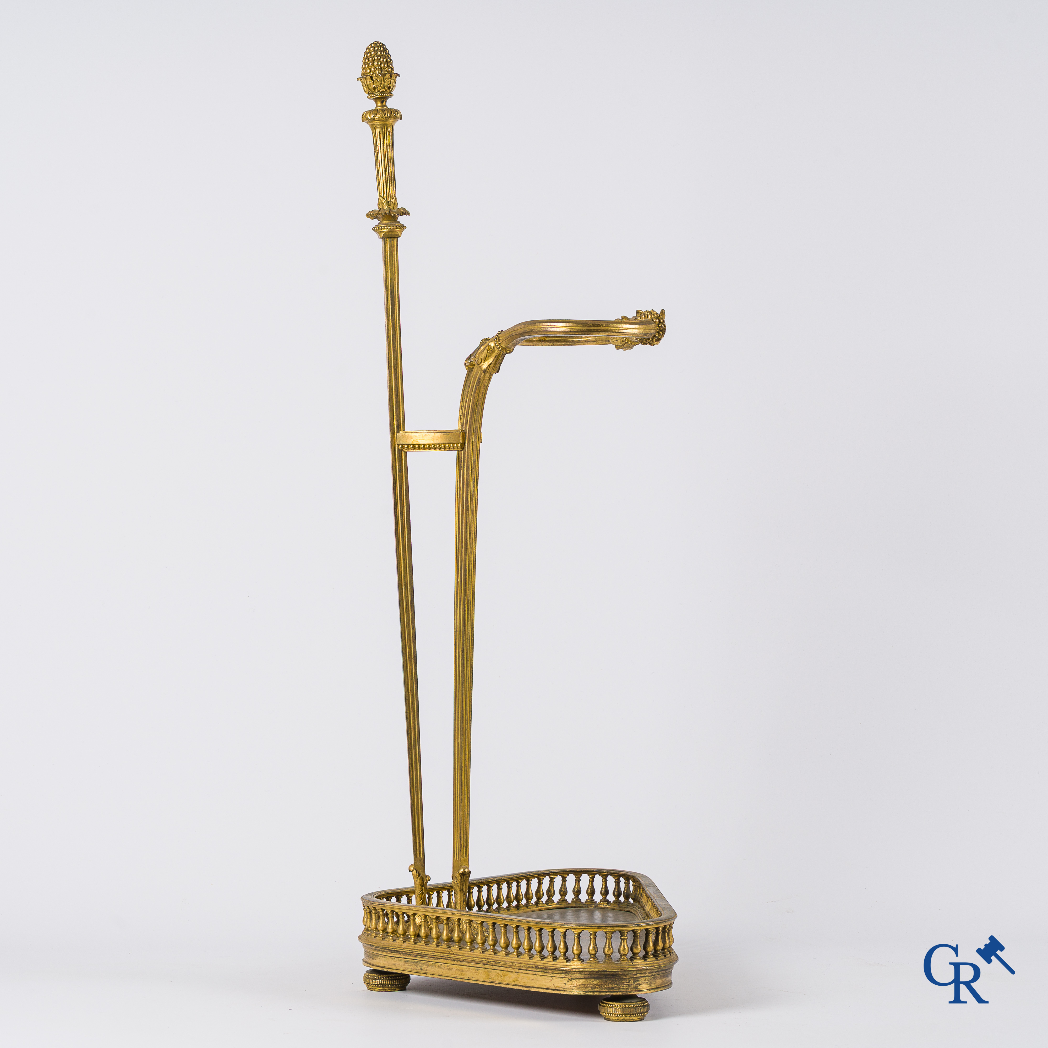 Empire. Porte-parapluie à tête d'aigle en bronze finement ciselé et doré. France, vers 1810.