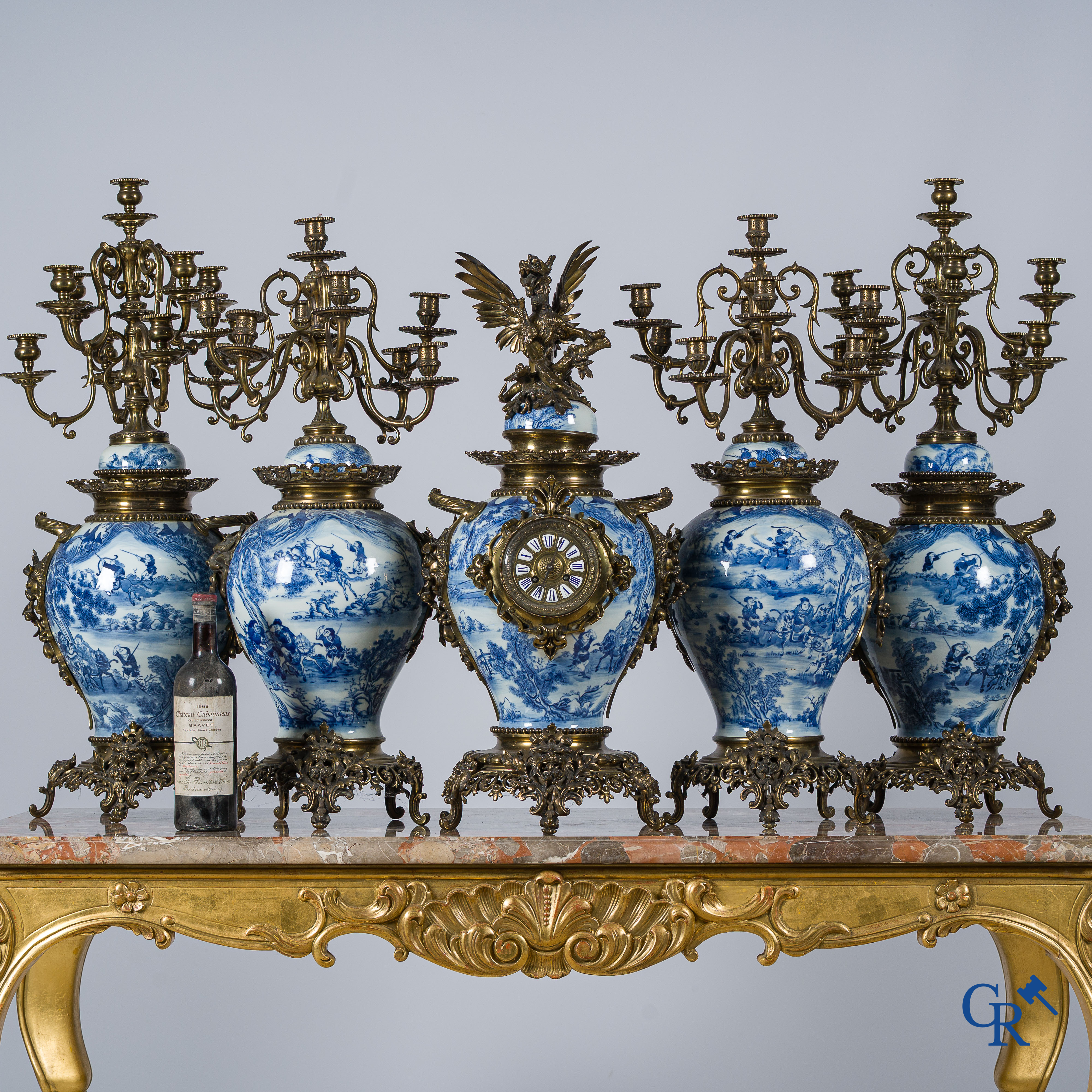 Aziatica. Chinees porselein. Imposante 5-delige schouwgarnituur in Chinees blauw wit porselein en brons.