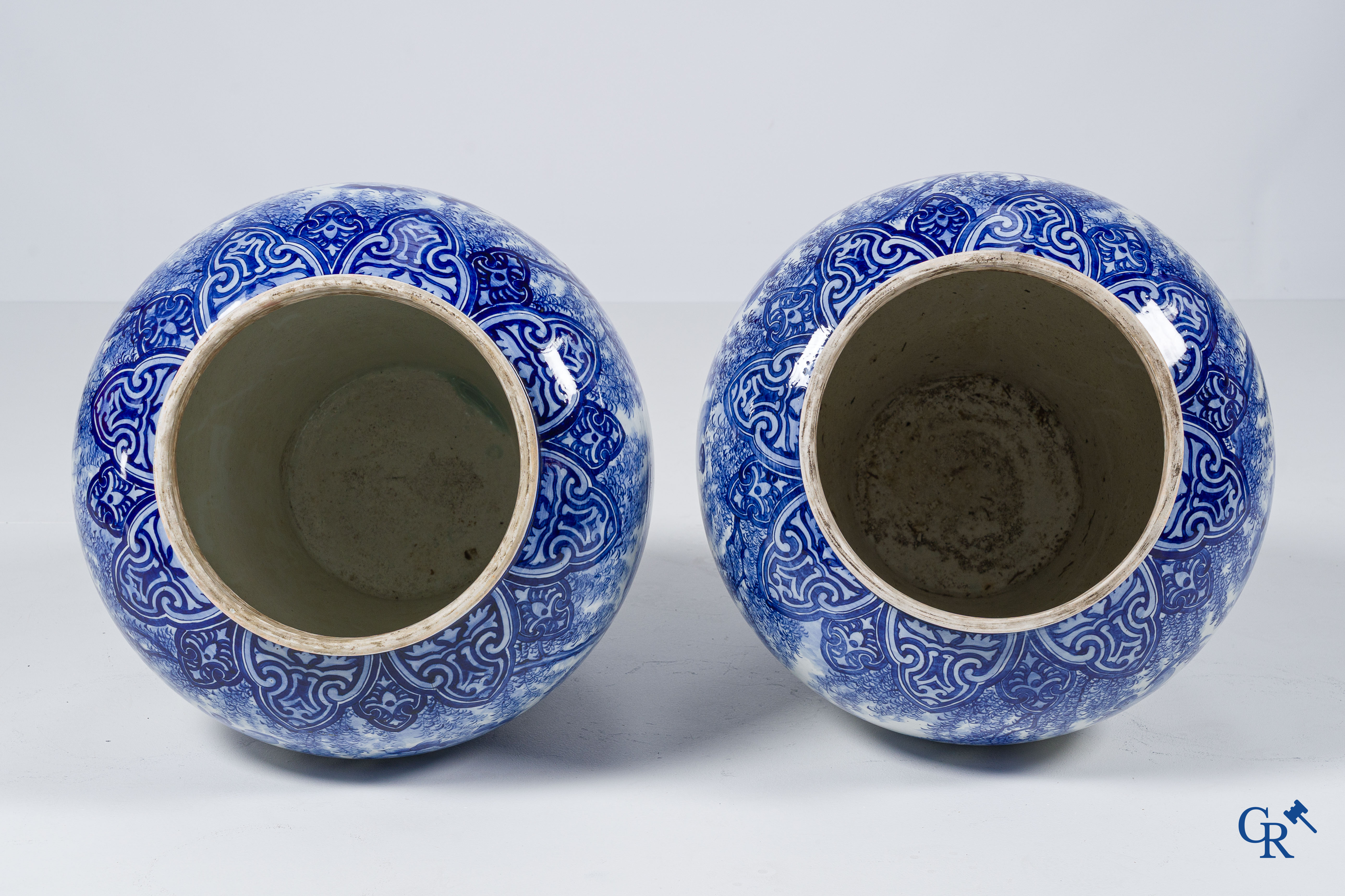 Art Asiatique. Japon. Importante paire de vases bleu et blanc en porcelaine. On y joint un grand vase japonais. 19ème siècle.