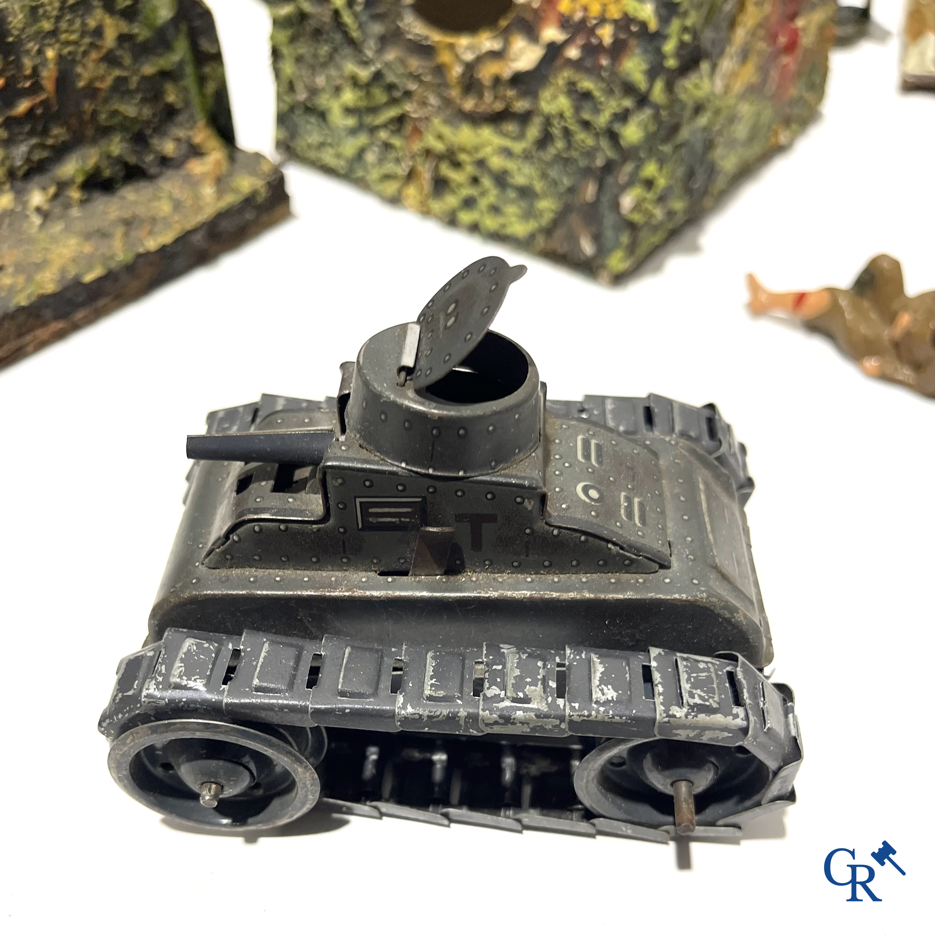 Grand nombre de jouets militaires ancien. Chars Gamma, figurines en composite, bunkers, tranchées, hôpital de campagne, etc. Années 1930-40.
