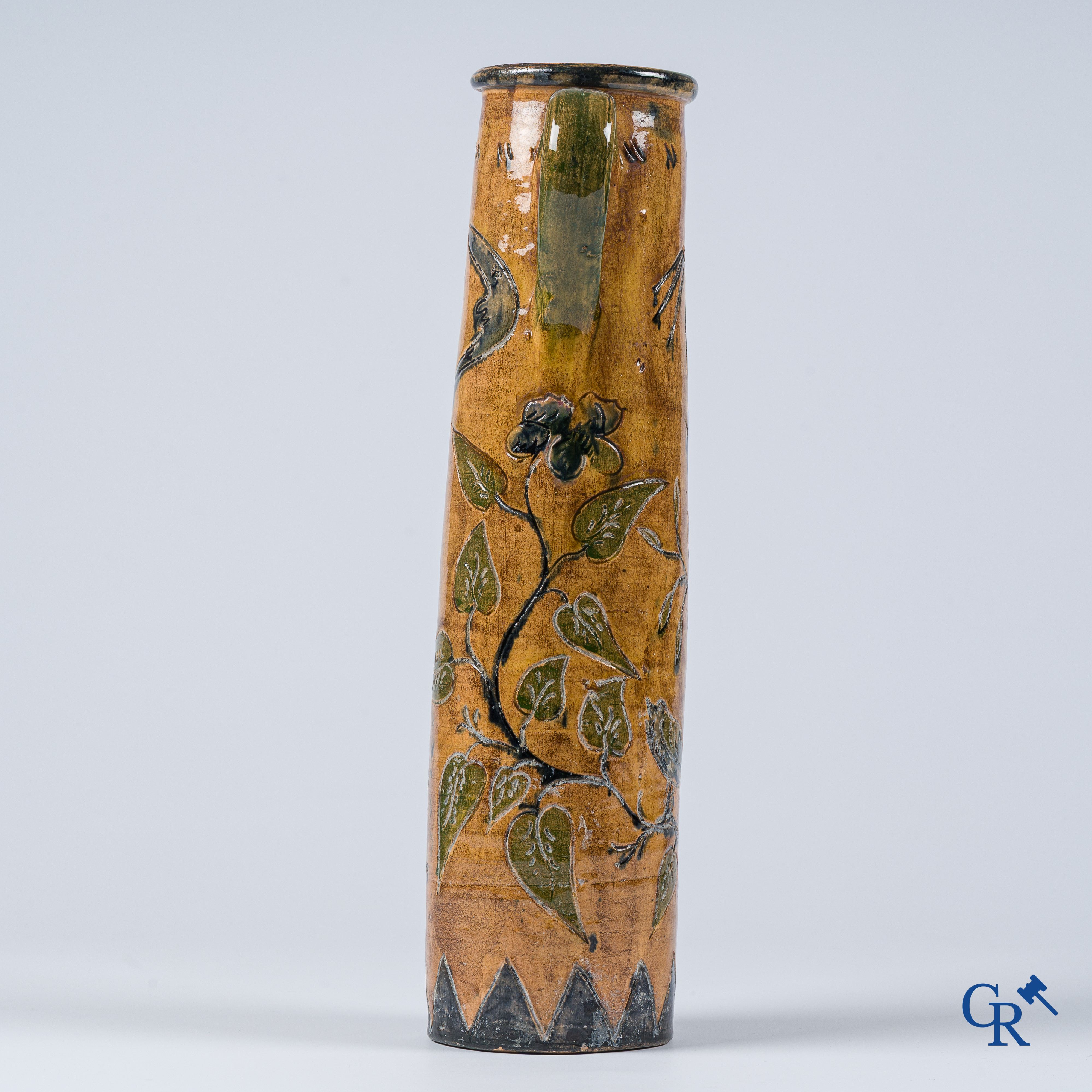 Poterie flamande. Ateliers Bourgoignie à Bredene. Vase Art Nouveau dit "Lange Nelle". Vers 1900.