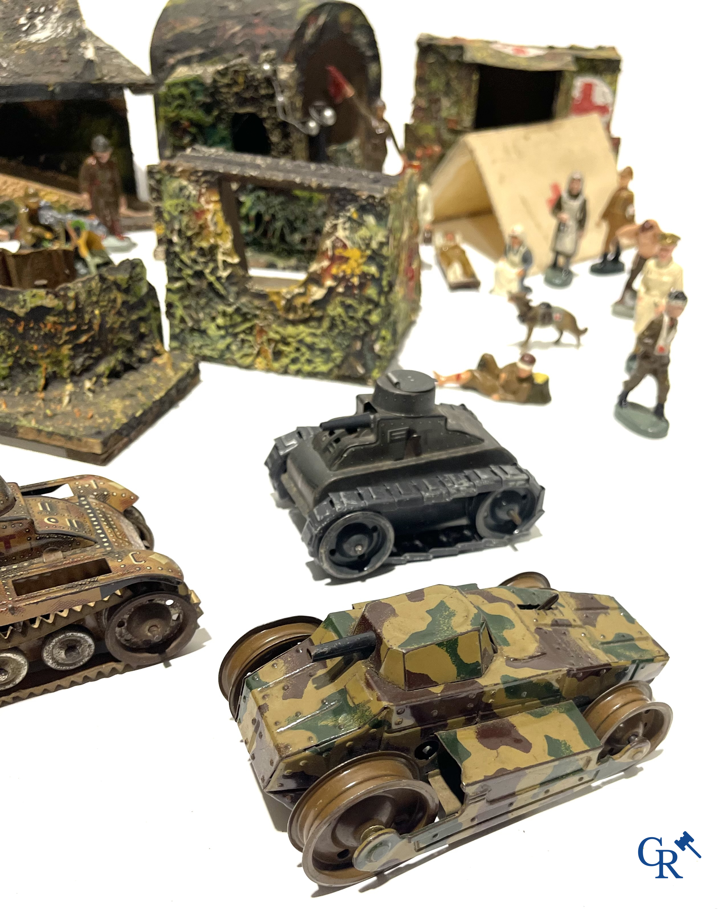 Grand nombre de jouets militaires ancien. Chars Gamma, figurines en composite, bunkers, tranchées, hôpital de campagne, etc. Années 1930-40.