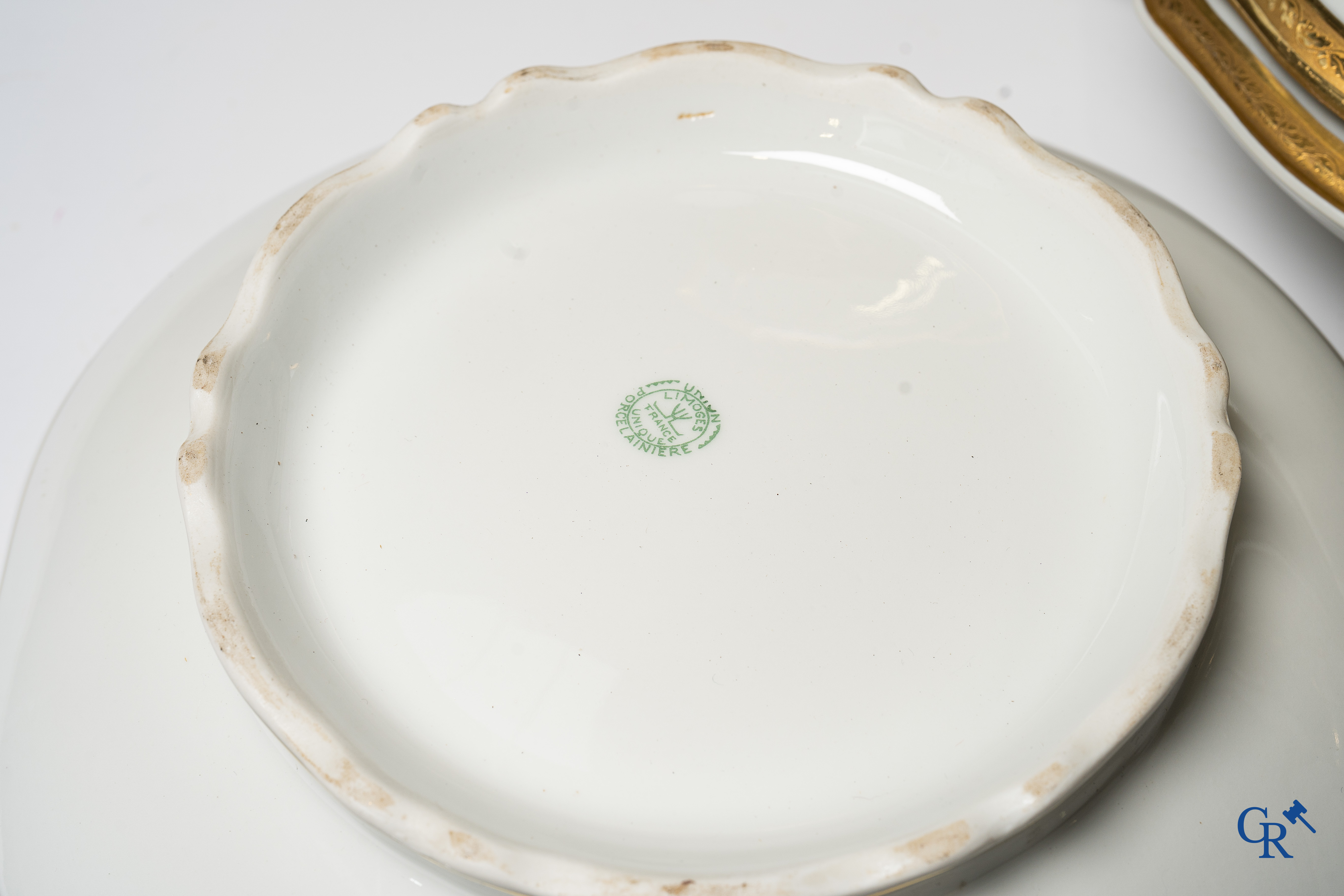 Limoges France Unique. Uitgebreid eetservies in wit porselein met verhoogde vergulding. Ong. 85 stuks.