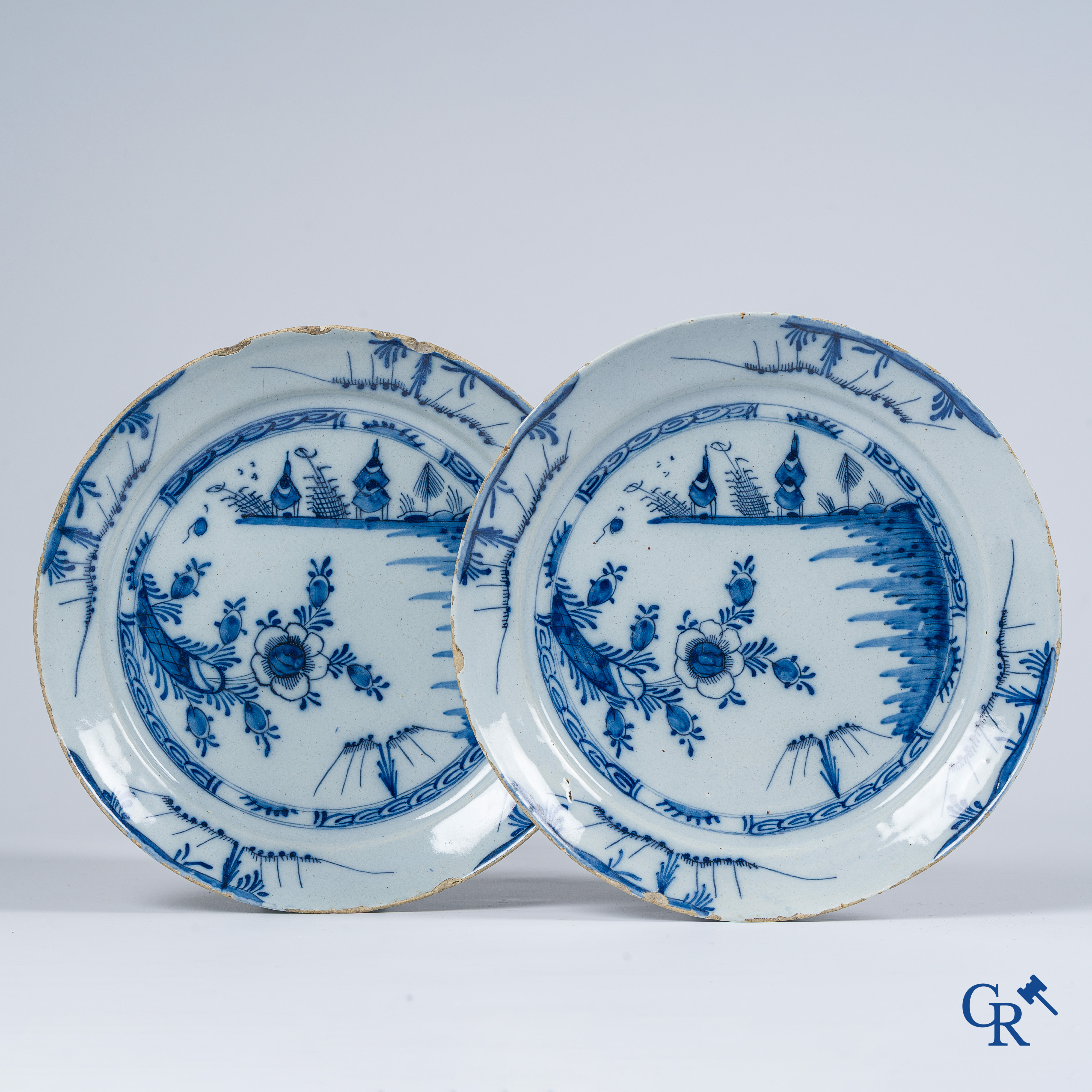 Faience. Paire d'assiettes en faience de Delft. Hollande 18ème.