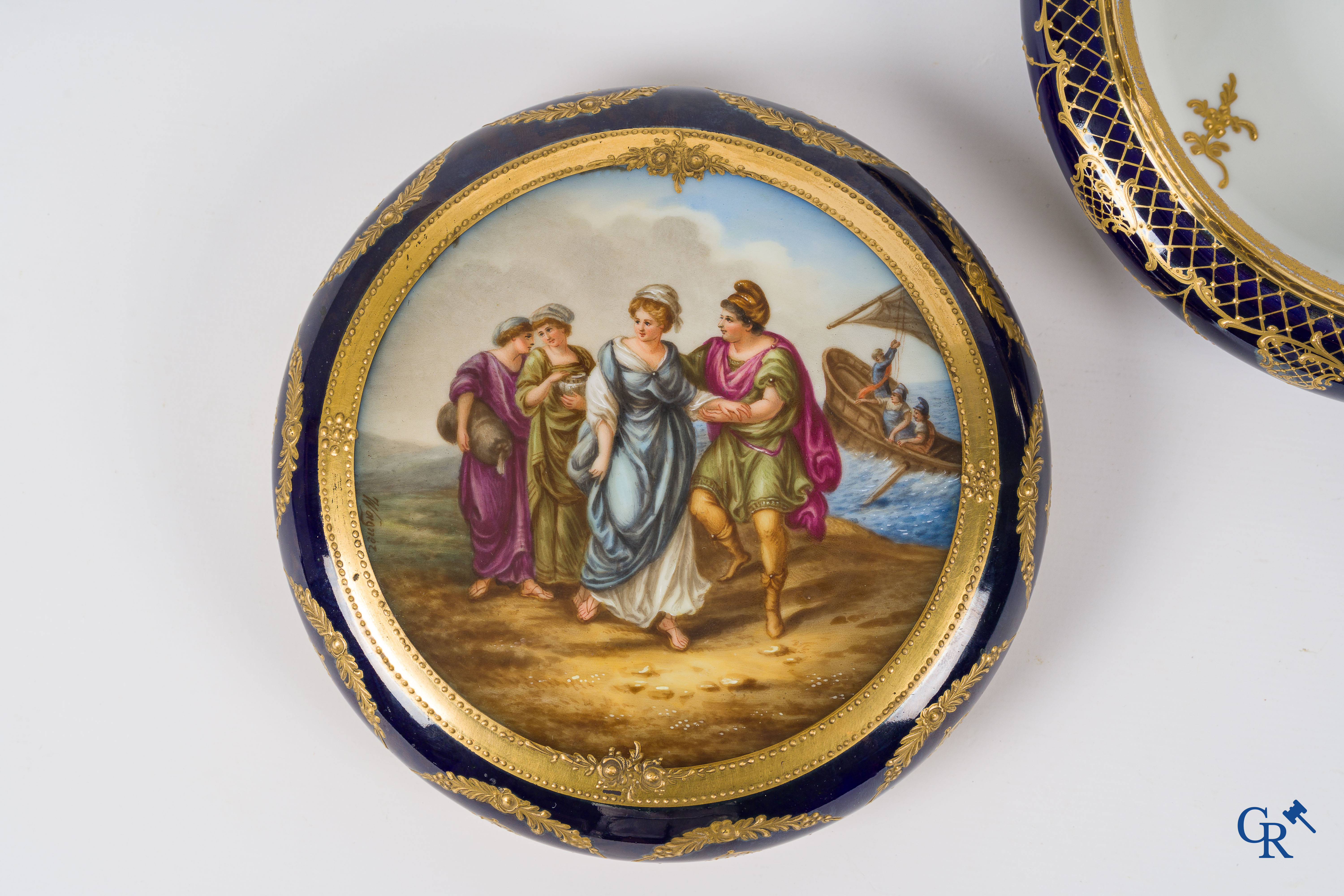 Porcelaine de Vienne. Grande boîte à couvercle rond en porcelaine de Vienne. "L'évasion de Paris et d'Hélène" Signé Wagner.