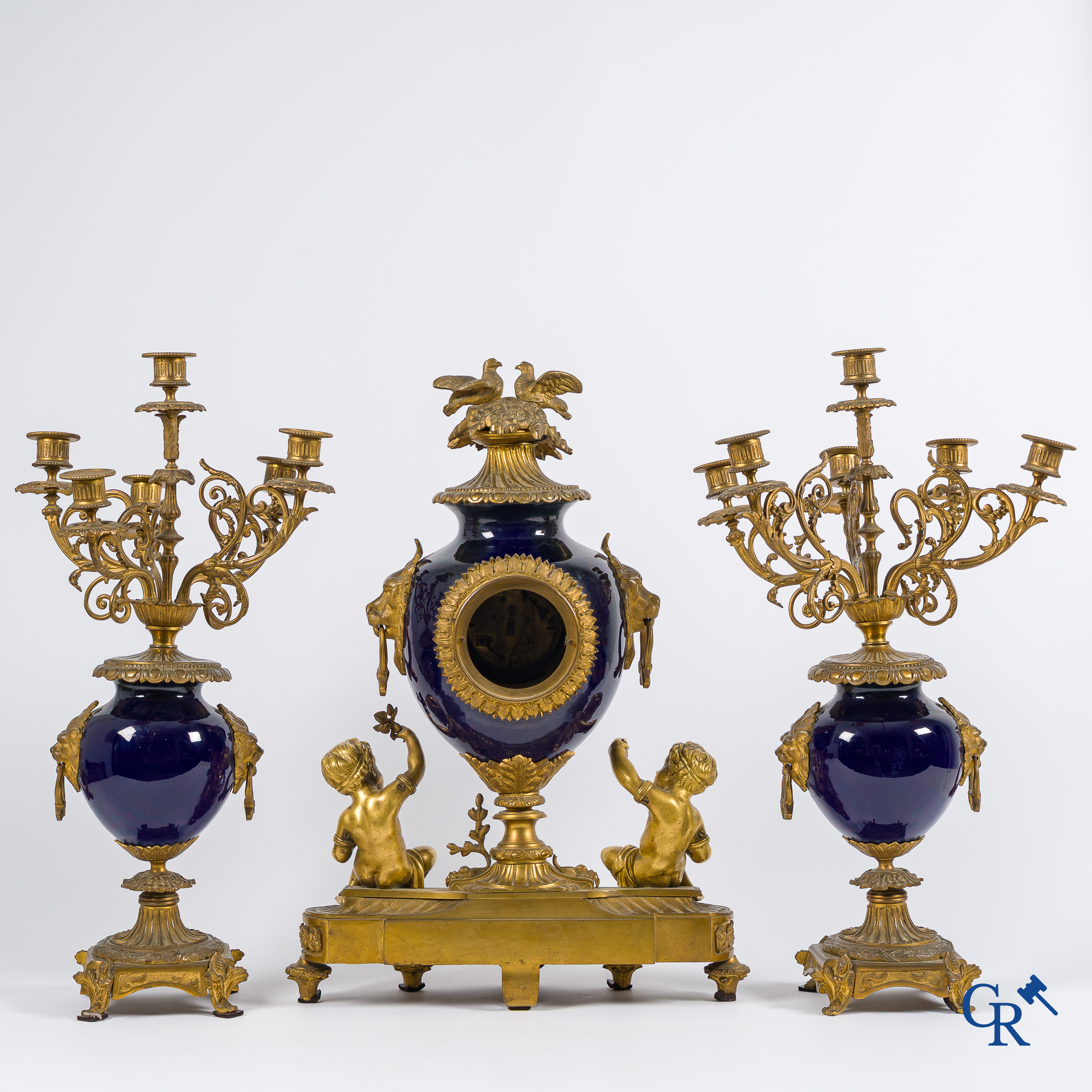 Luppens Bruxelles. Garniture de cheminée en bronze doré et porcelaine bleu cobalt. Vers 1900.