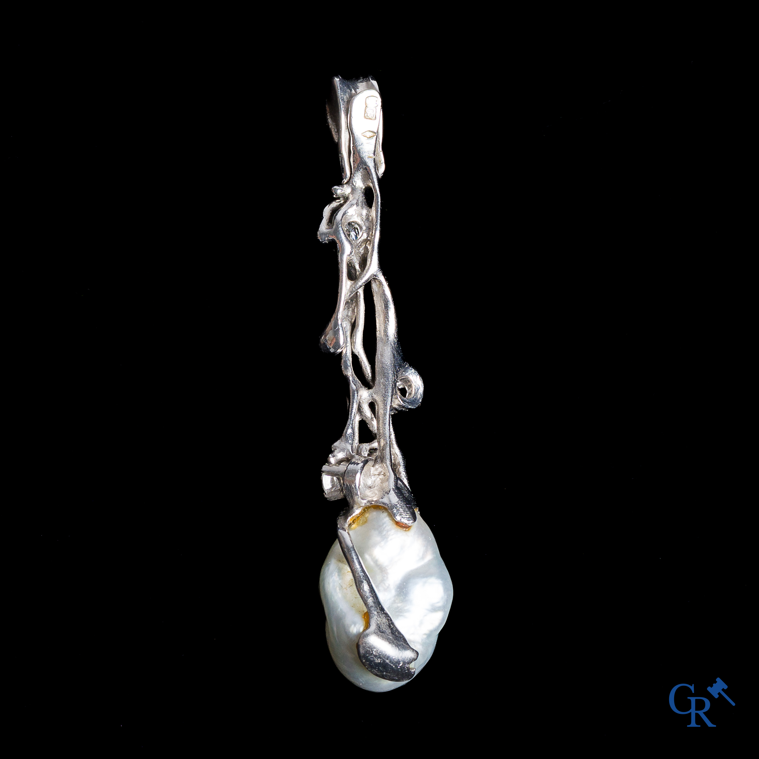 Bijoux. Pendentif en or 750°/00 serti de 4 diamants et d'une grande perle de culture. Décor florale.
