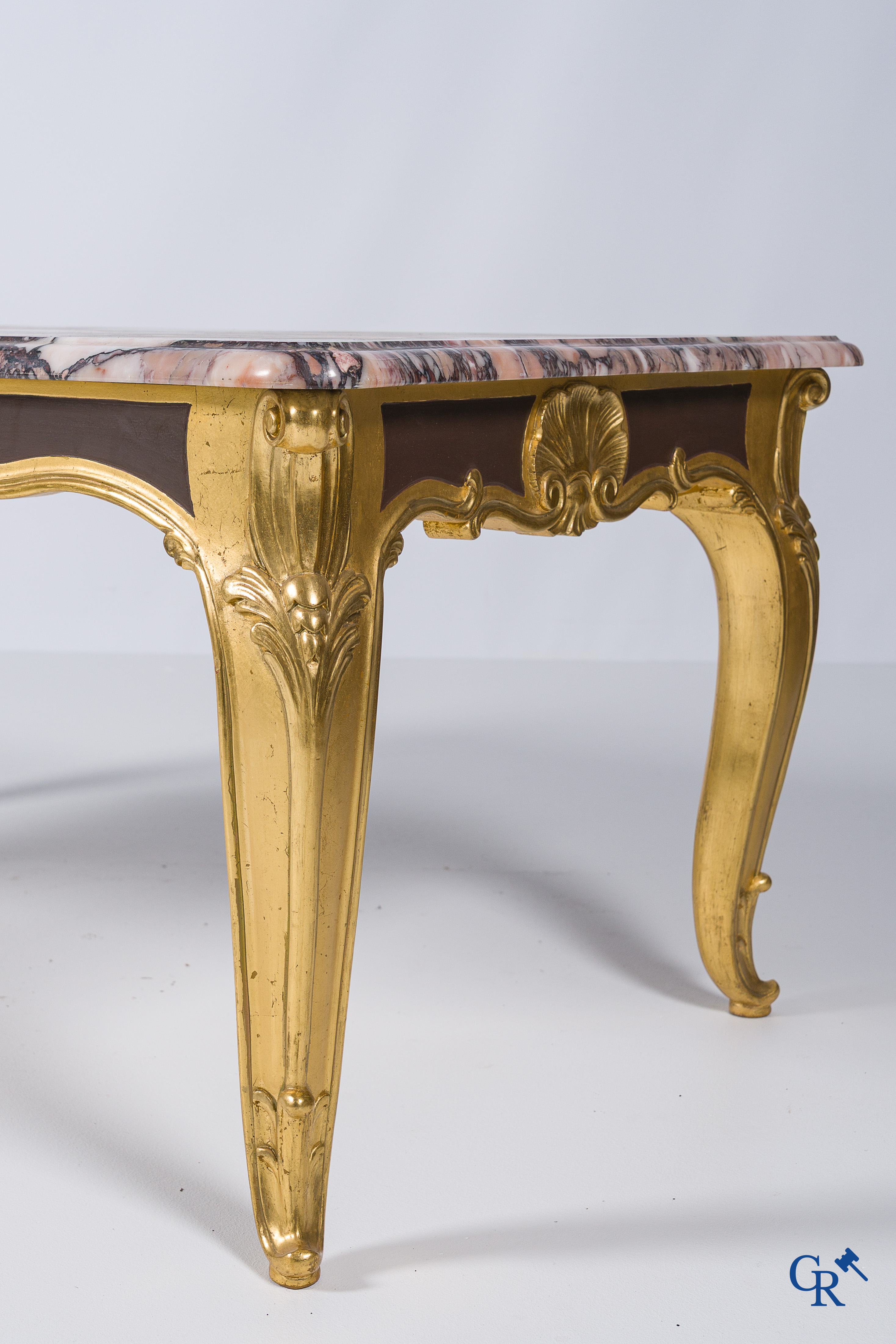 Mobilier. Table basse en bois doré et plateau en marbre et 2 chaises avec cannage. Style LXV.