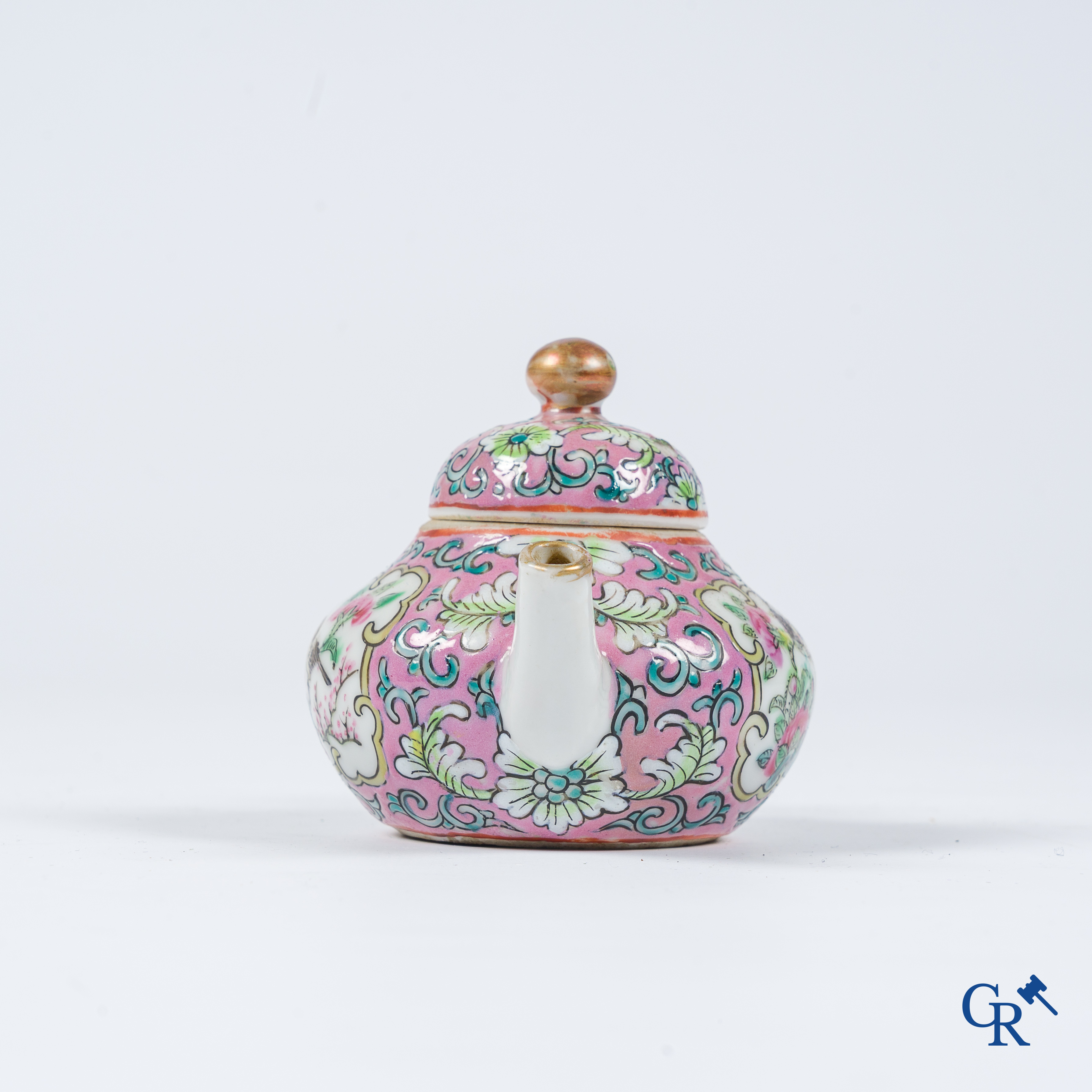 Art Asiatique. Soucoupe octogonal et plat profond, décor mandarin et une théière et assiette 19ème.