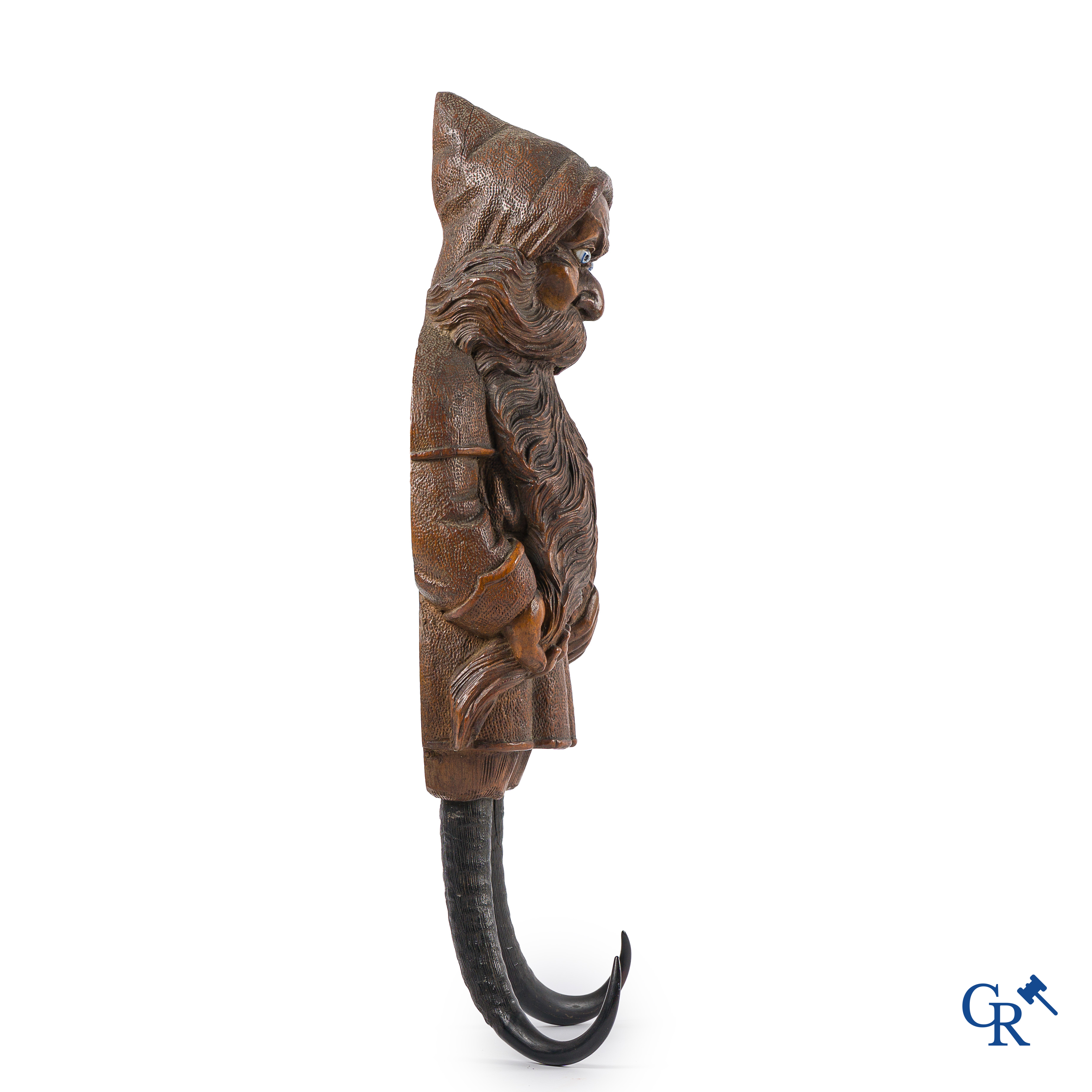 Forêt Noire. Rare porte-manteau représentant un nain. Bois de tilleul sculpté, yeux sulfure et cornes de chamois.