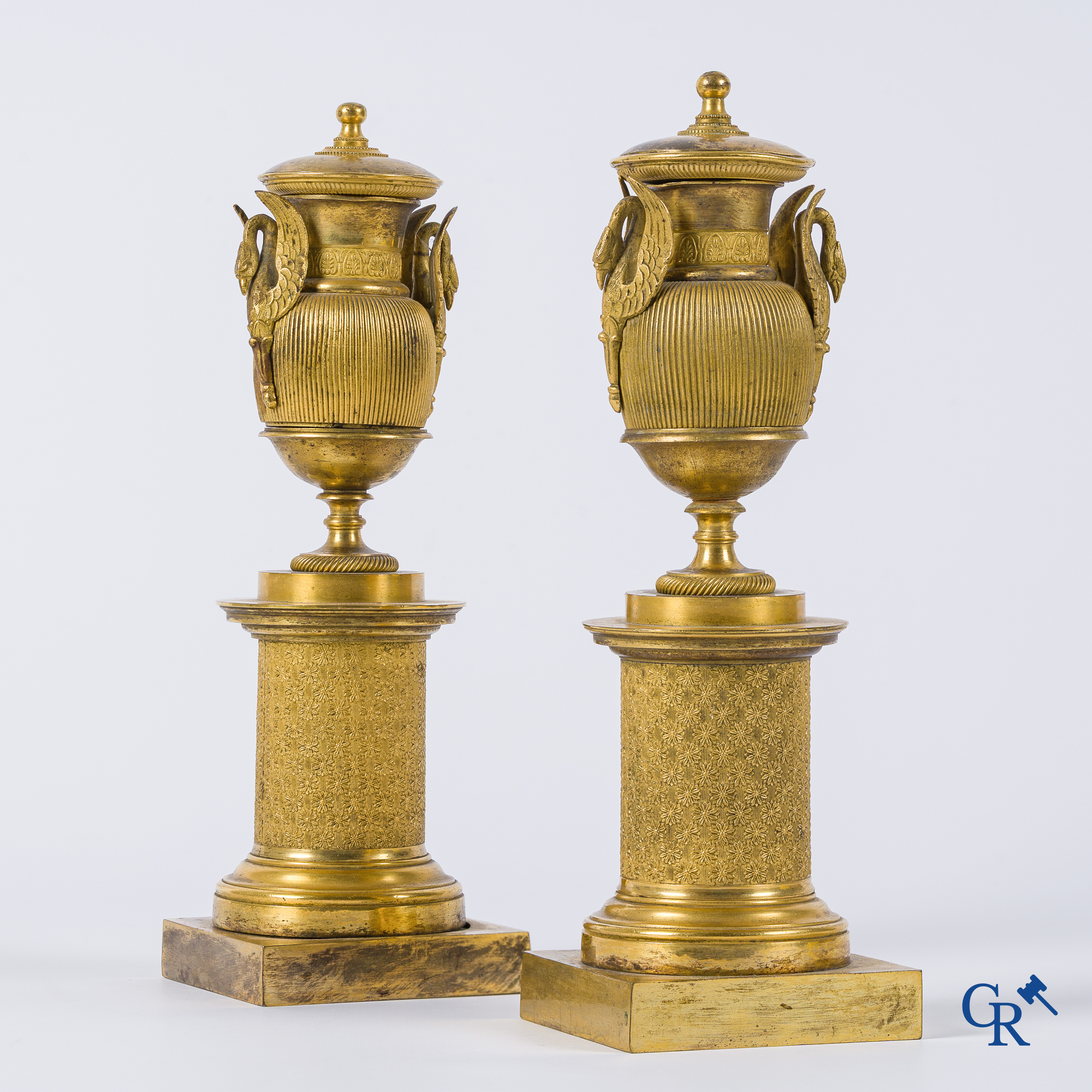 Empire. Paire de cassolettes formant bougeoir en bronze finement ciselées et dorées. Epoque Empire, vers 1810.