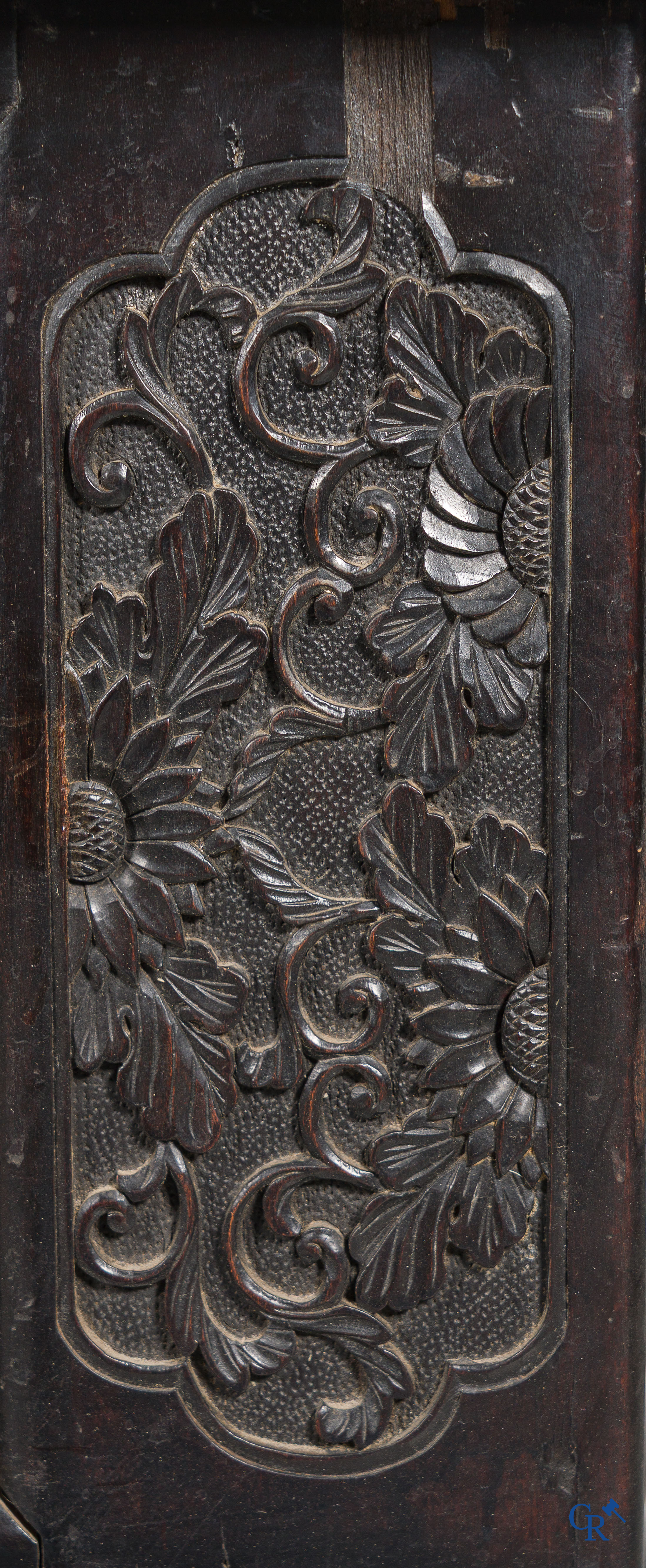 Art Asiatique. Exceptionnel et impressionnant meuble avec des panneaux chinois finement sculptés. XIXe siècle.