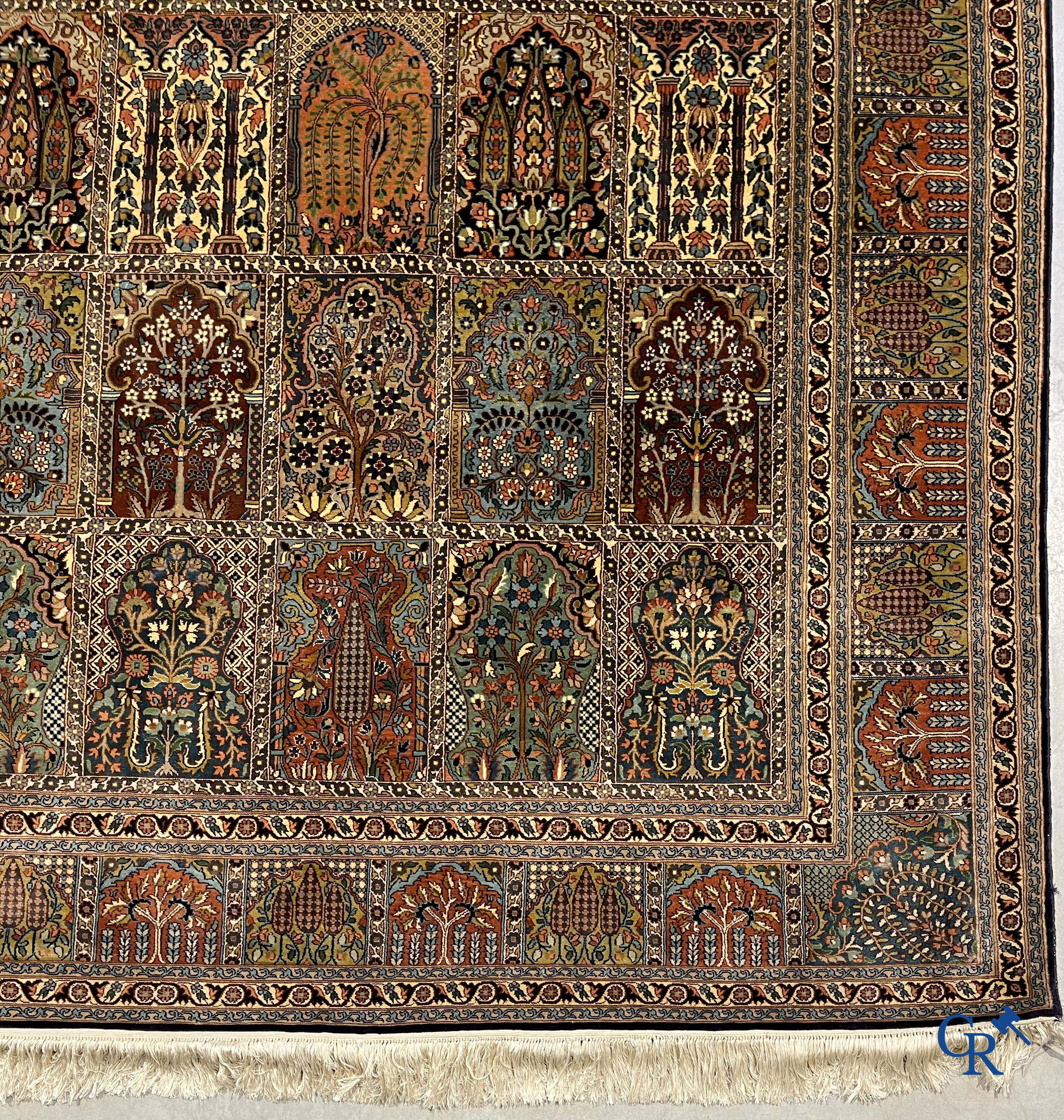 Tapis d'orient. Exceptionnel tapis en soie Khesti "garden design". Cachemire.
