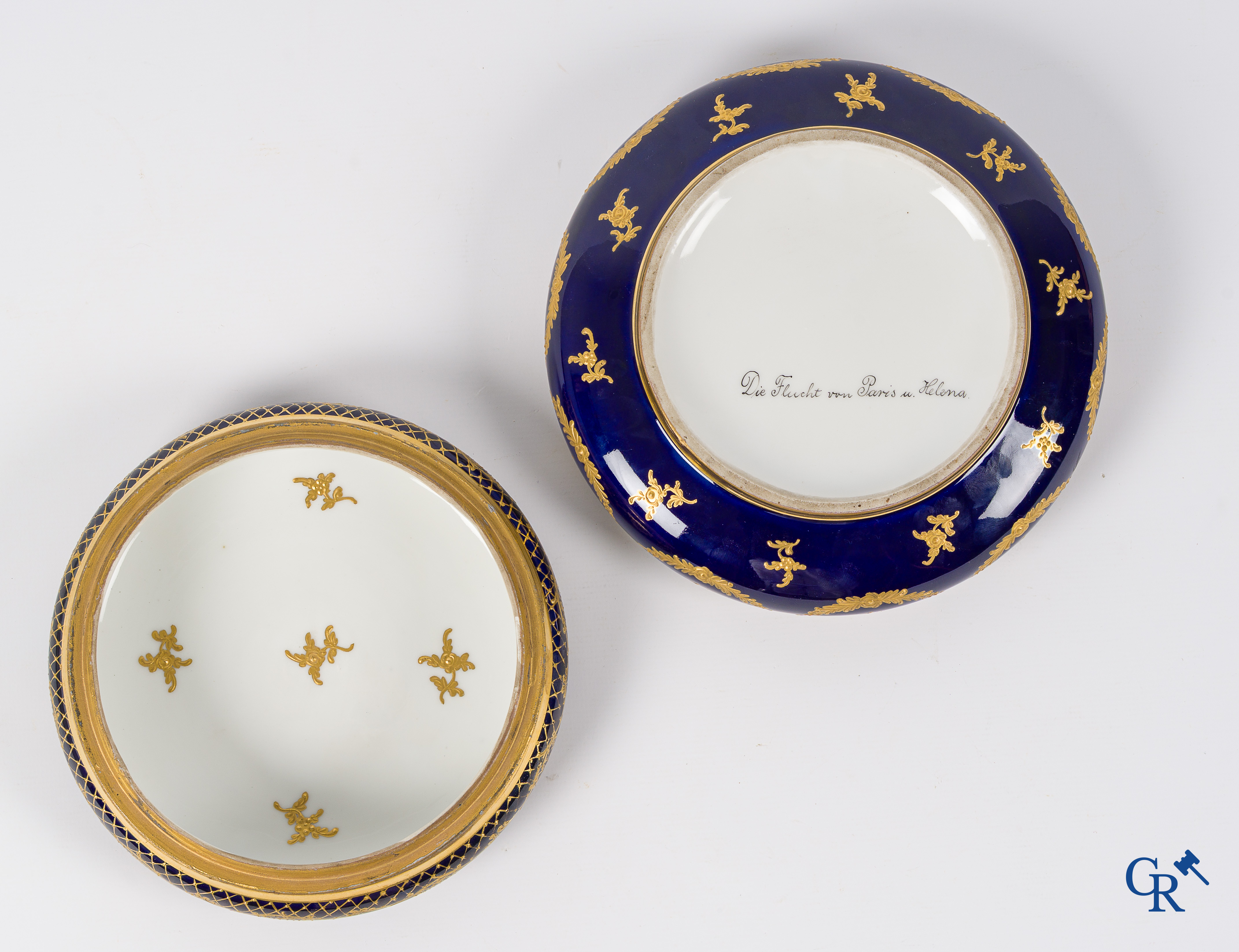 Porcelaine de Vienne. Grande boîte à couvercle rond en porcelaine de Vienne. "L'évasion de Paris et d'Hélène" Signé Wagner.