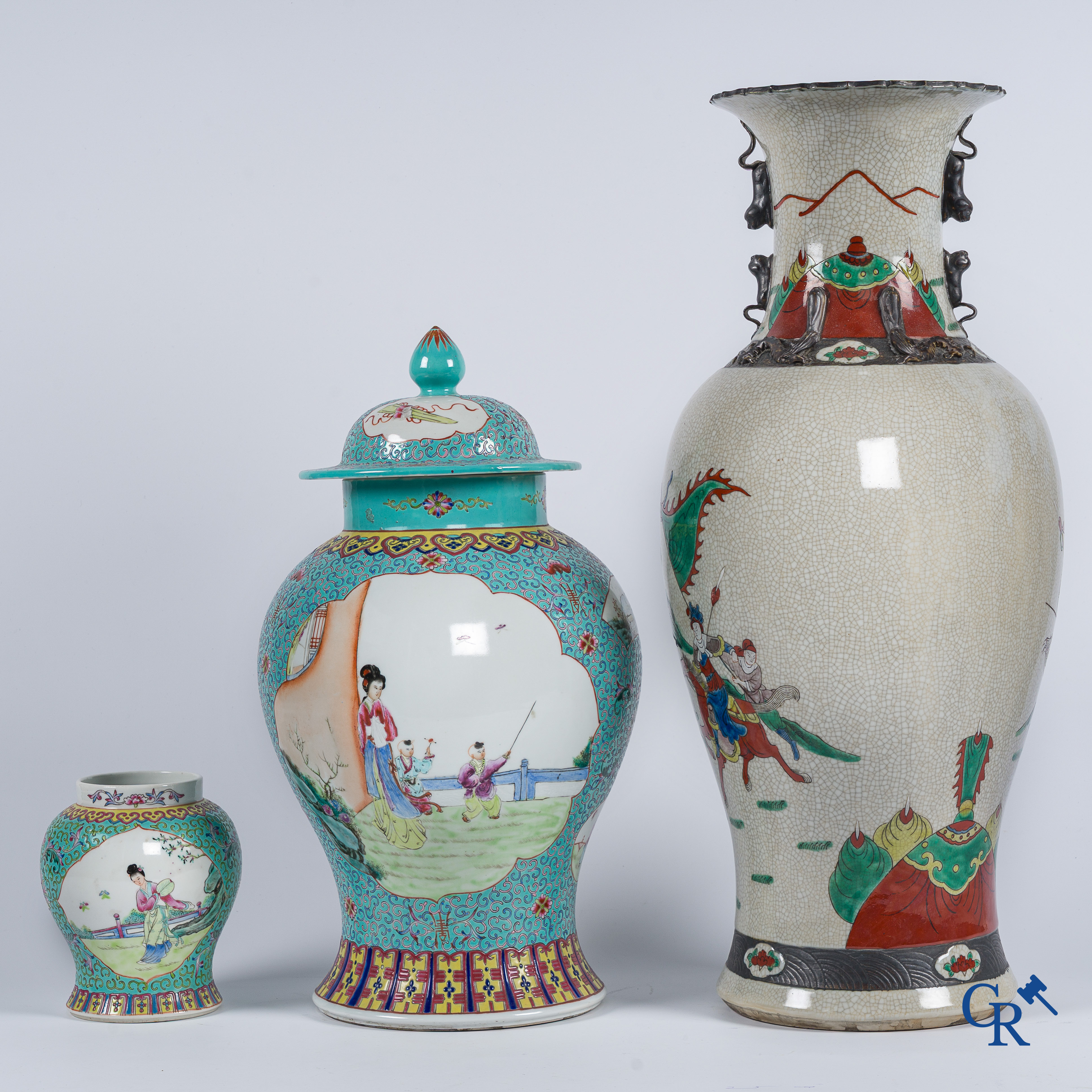 Art Asiatique. Porcelaine chinoise. Lot de 3 vases chinois. XXe siècle.