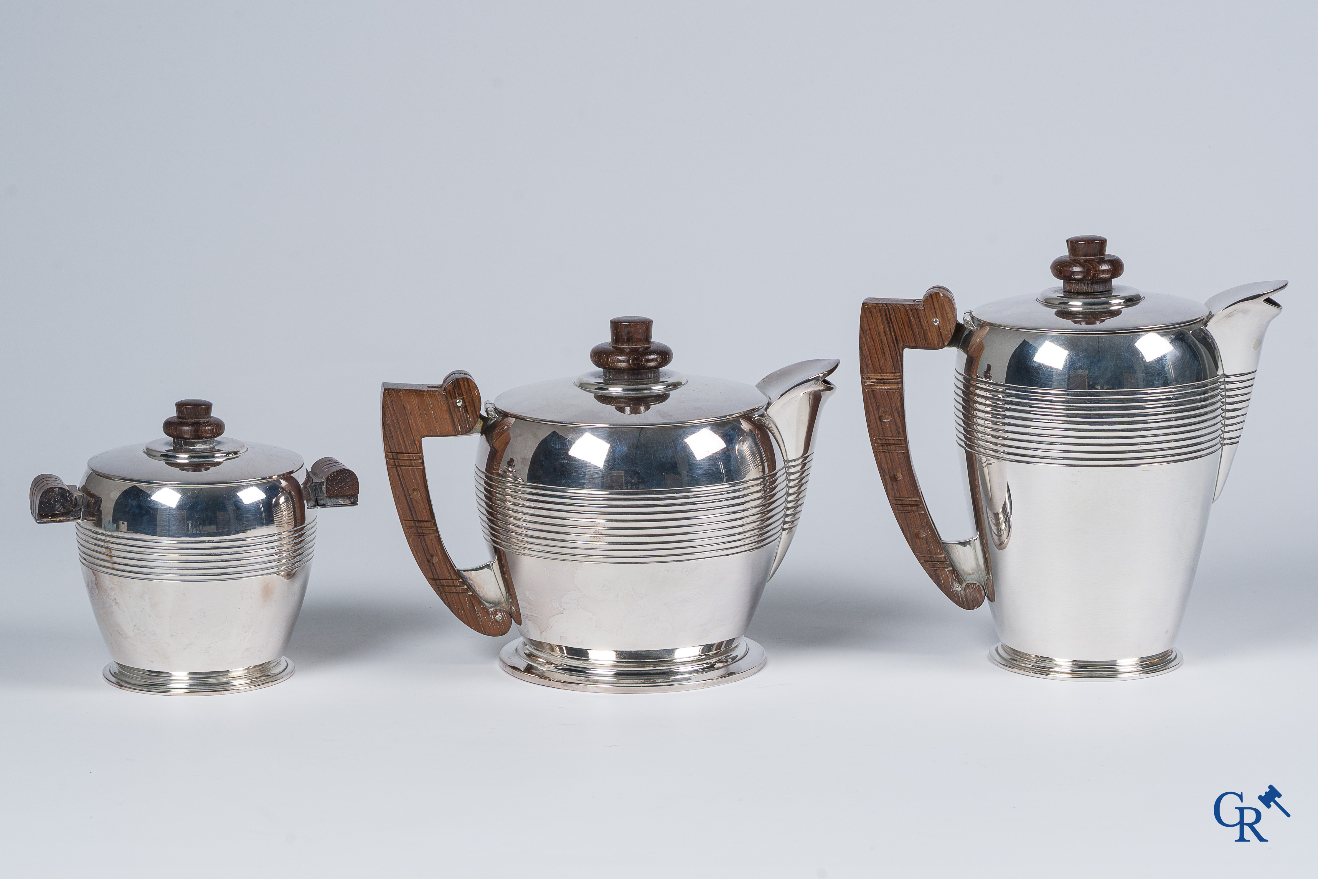 Art déco. Ercuis, vers 1930. Service à café et thé en métal argenté. On y joint une boîte de 6 sujets en métal argenté.