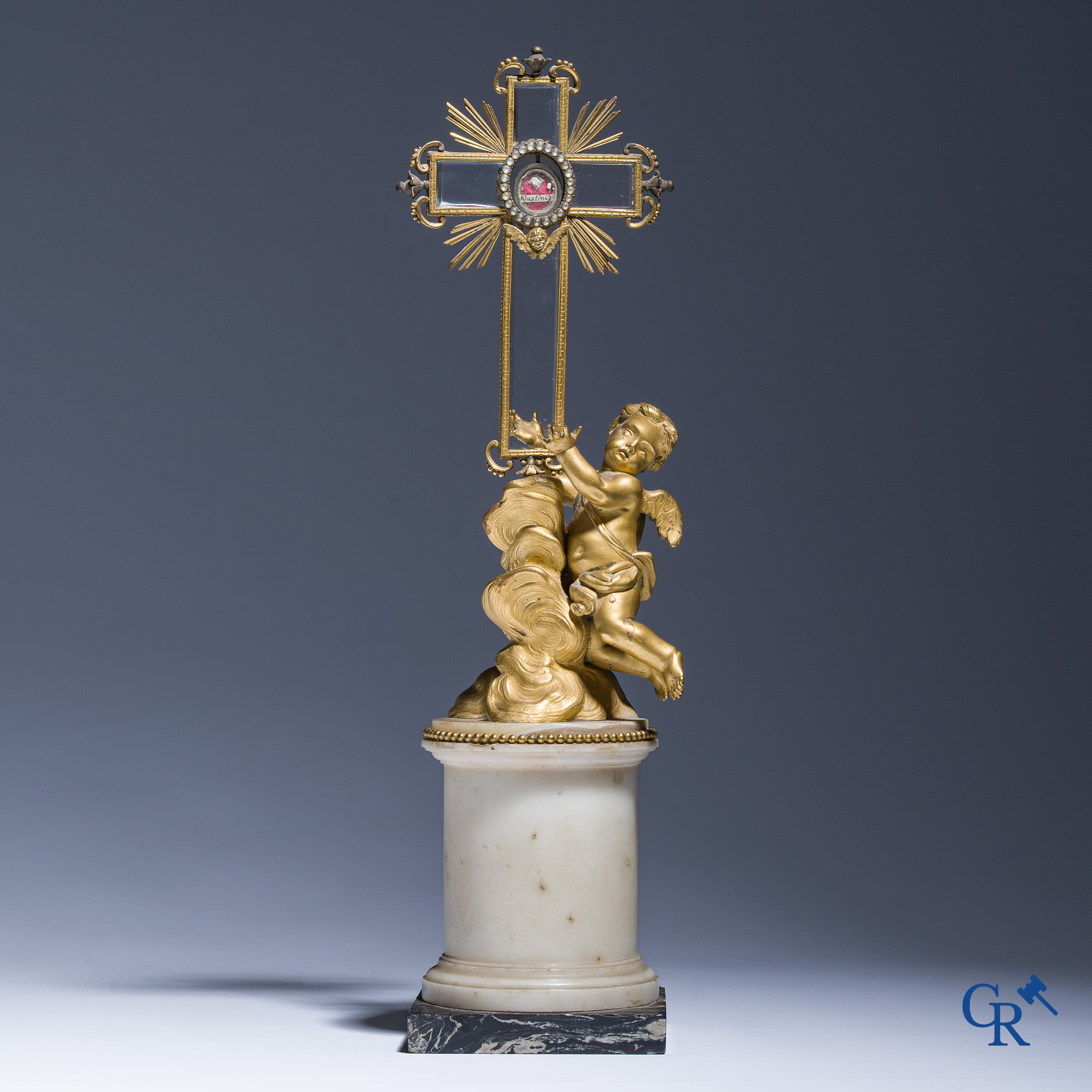 Reliquaire en bronze finement ciselé et doré. Croix sertie de cristal de roche taillé. Fin du XVIIIe siècle.