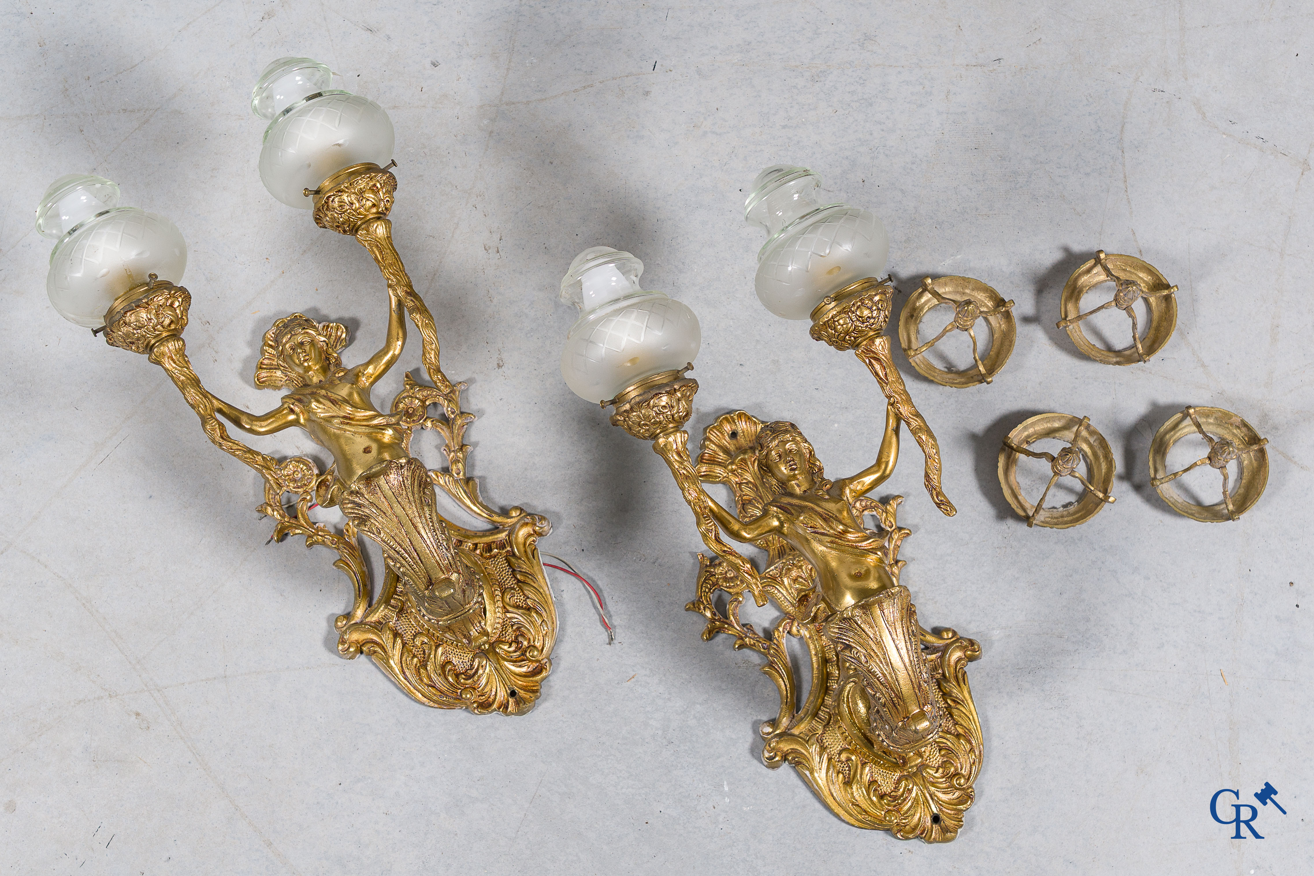 Lot composé d'un meuble de style Boulle, d'un geuriodon style LXVI et d'une paire de grands appliques en bronze.