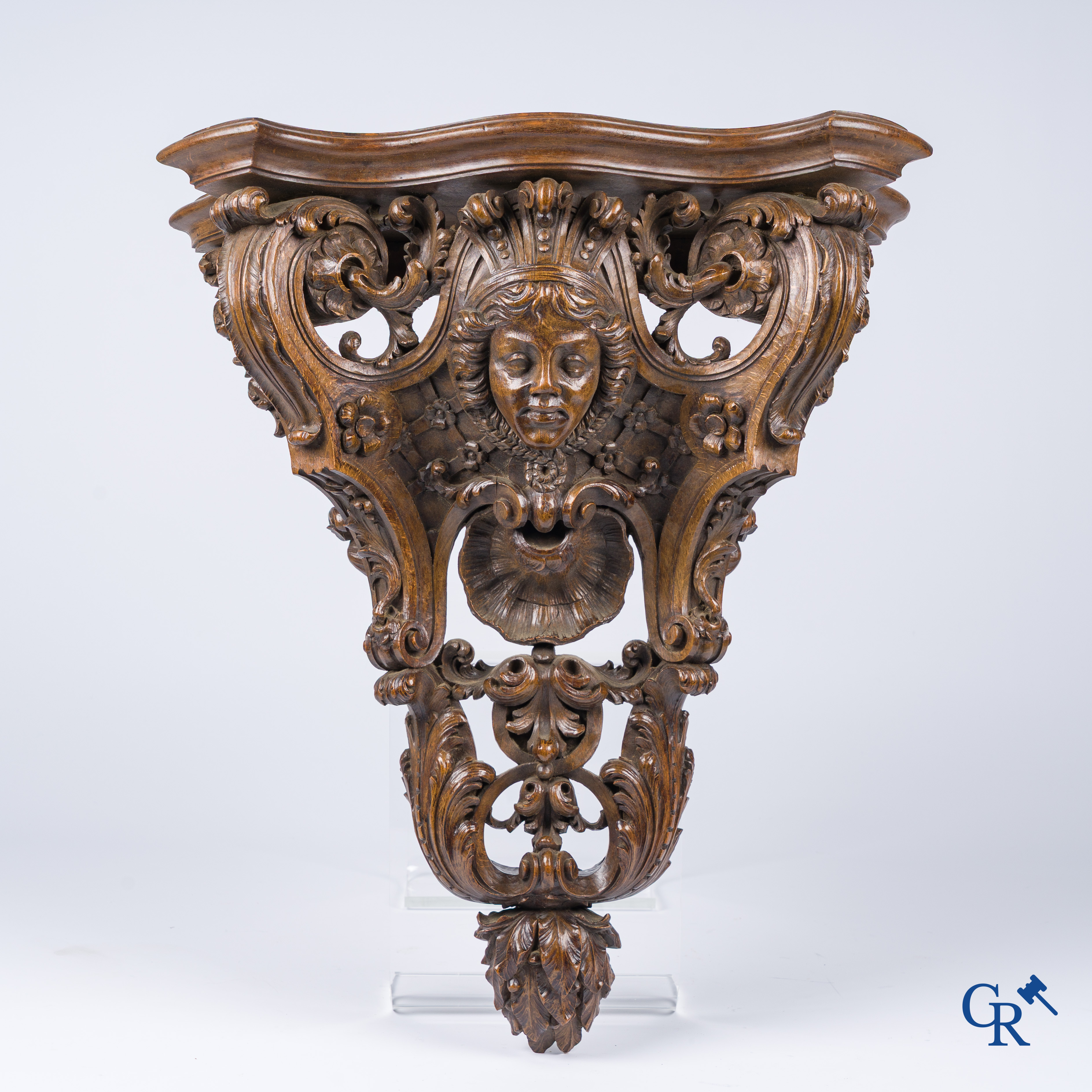 Une console murale de style Renaissance richement sculptée en noyer. XIXe siècle.