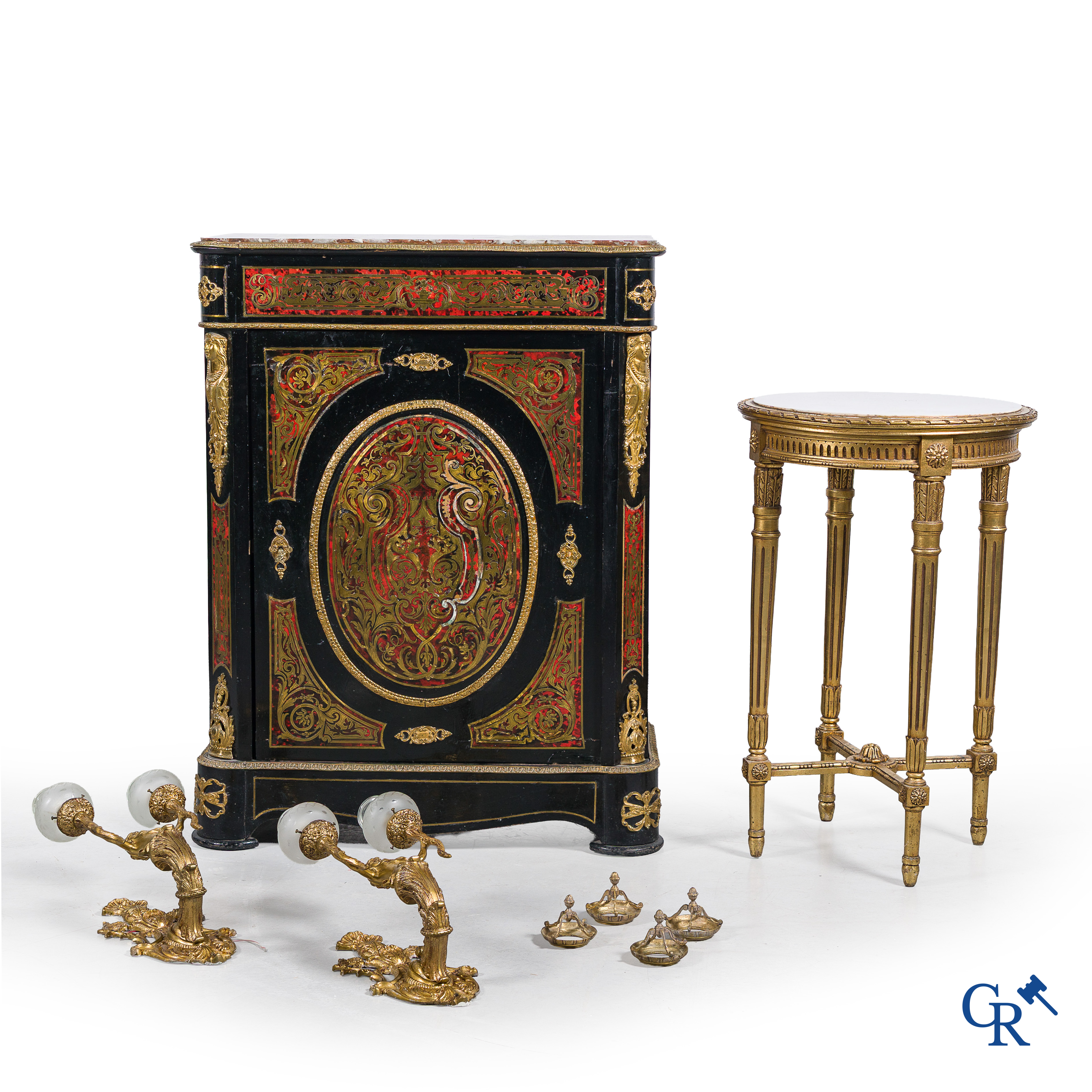Lot composé d'un meuble de style Boulle, d'un geuriodon style LXVI et d'une paire de grands appliques en bronze.