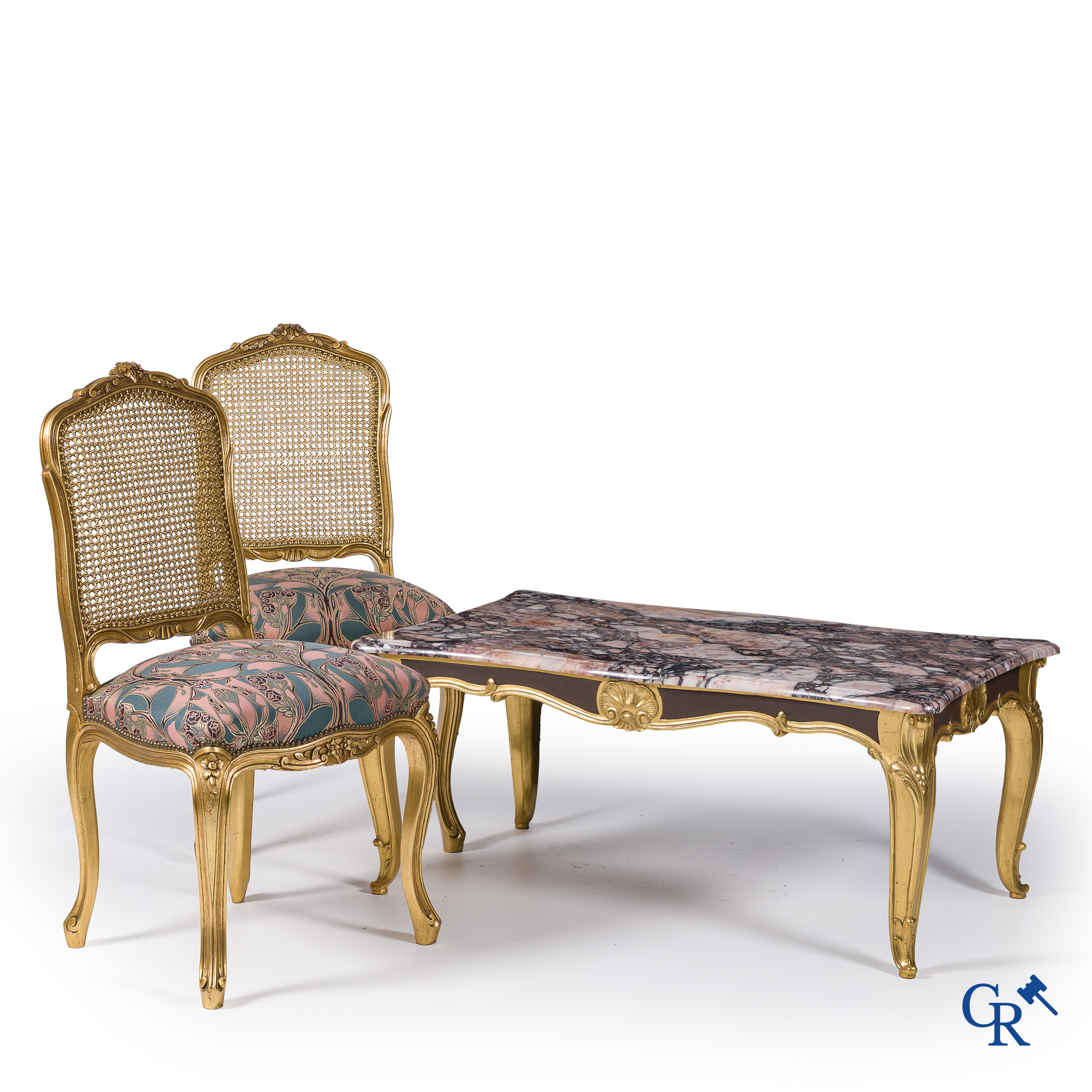 Mobilier. Table basse en bois doré et plateau en marbre et 2 chaises avec cannage. Style LXV.