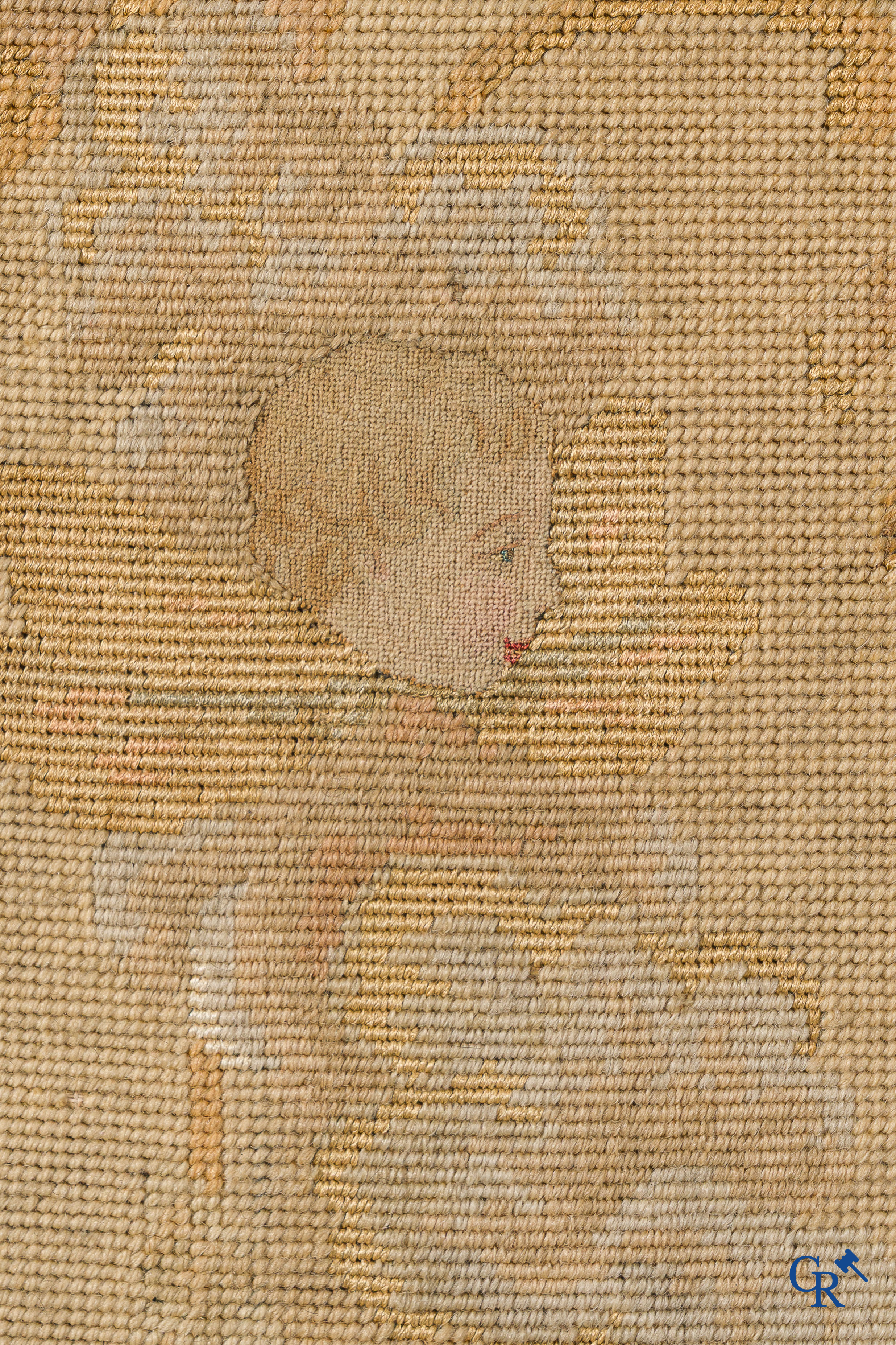 Paravent 3 pièces en bois finement sculpté et doré, décoré de broderie. Style LXV, vers 1900.