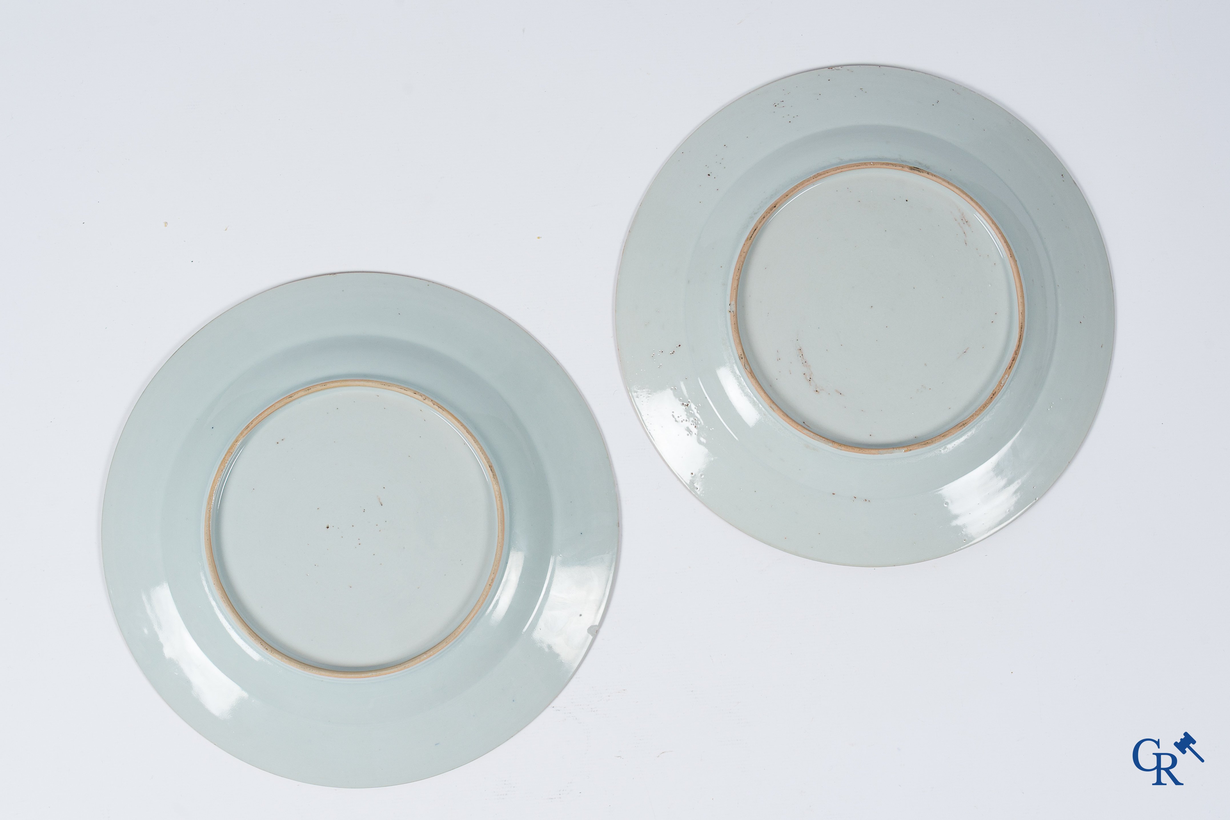 Art Asiatique. Porcelaine chinoise. 4 assiettes en porcelaine chinoise avec décor imari. Période Qianlong.