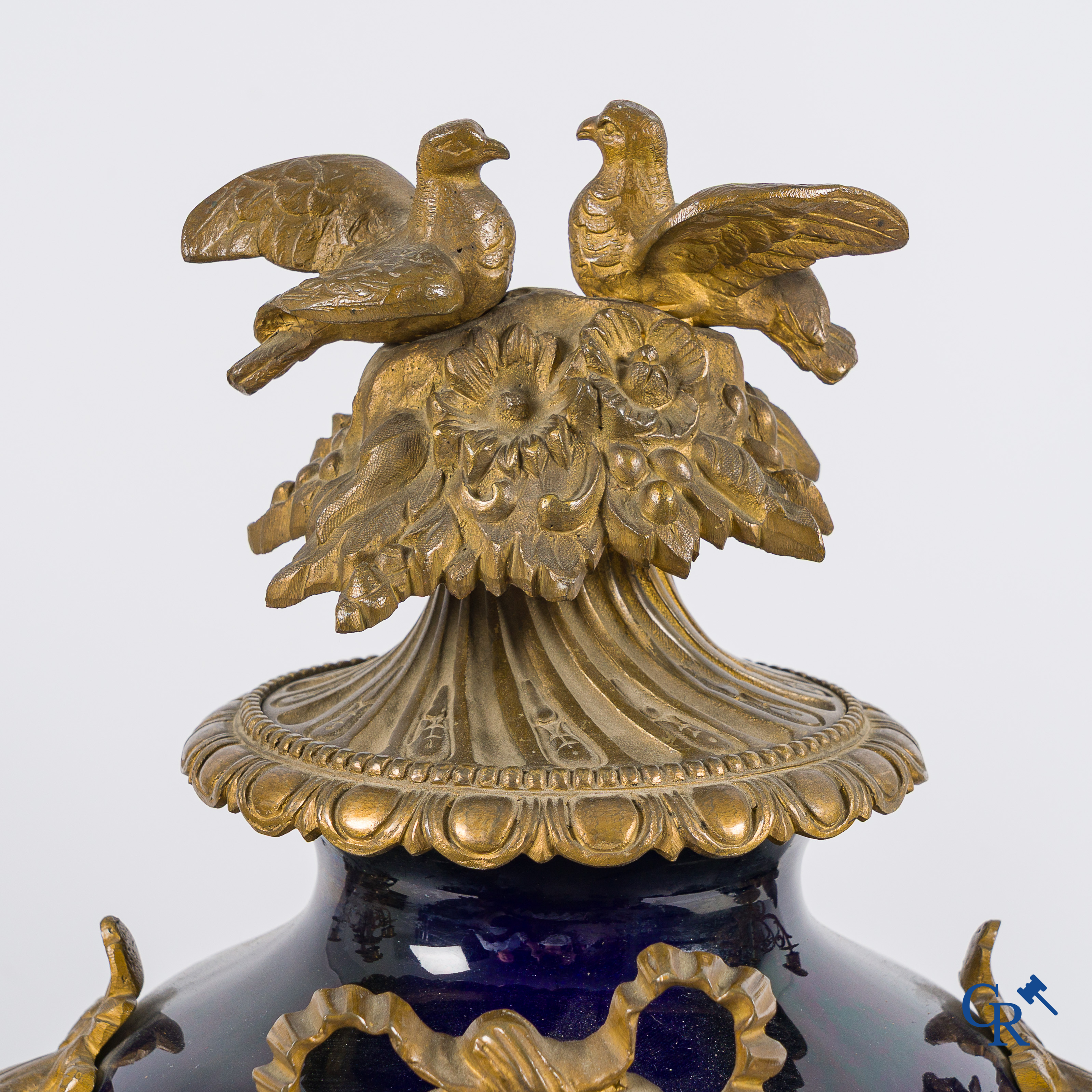 Luppens Bruxelles. Garniture de cheminée en bronze doré et porcelaine bleu cobalt. Vers 1900.