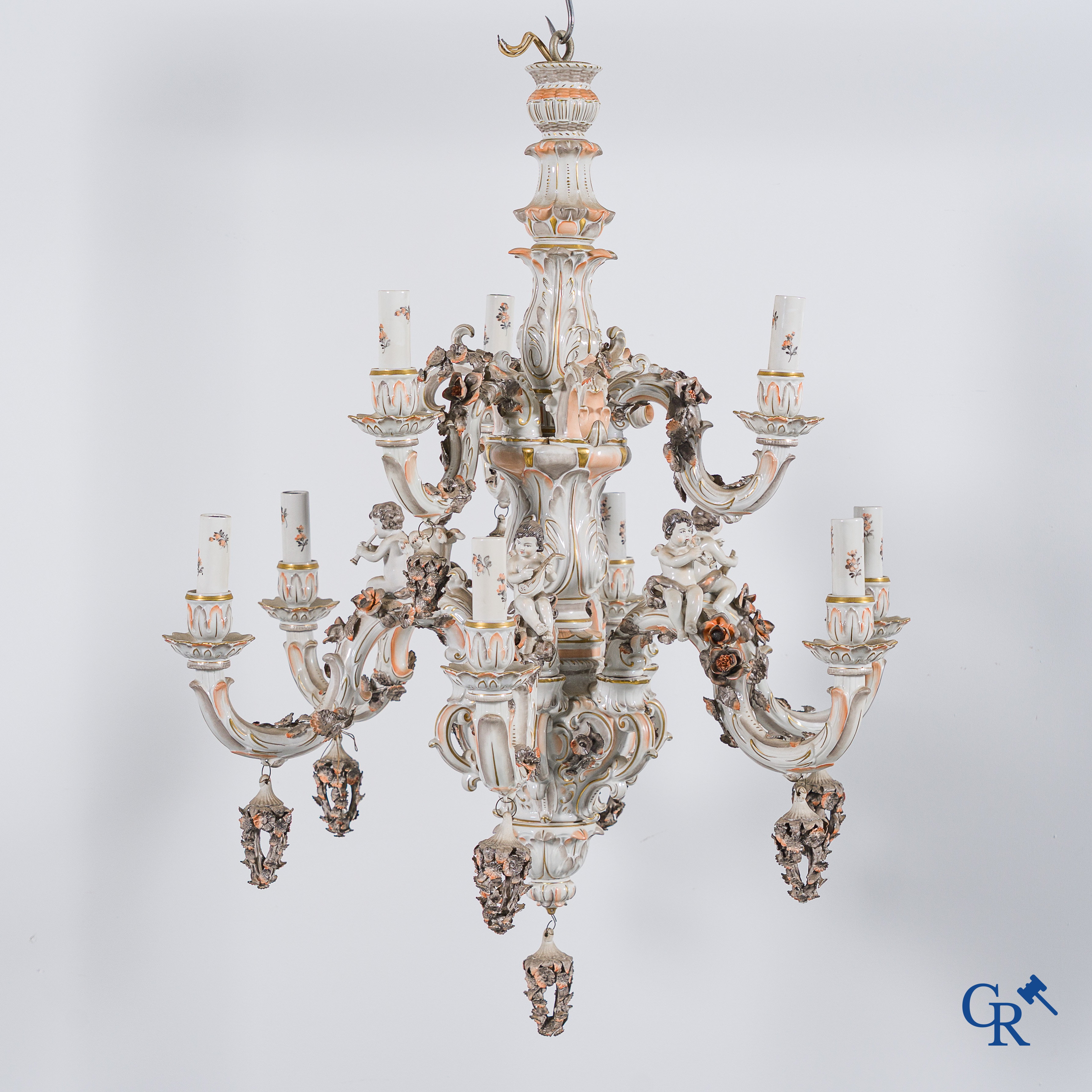 Porcelaine de Saxe. Von Schierholz. Grand lustre avec putti musical en porcelaine allemande polychrome. Marqué.