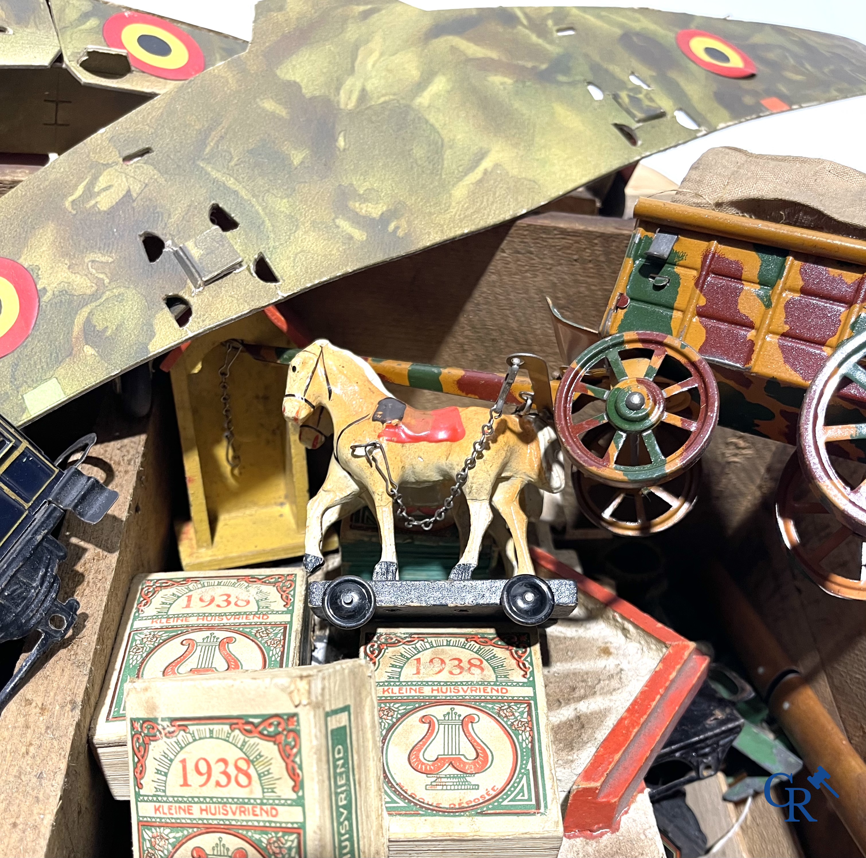 Grand nombre de jouets militaires ancien. Chars Gamma, figurines en composite, bunkers, tranchées, hôpital de campagne, etc. Années 1930-40.