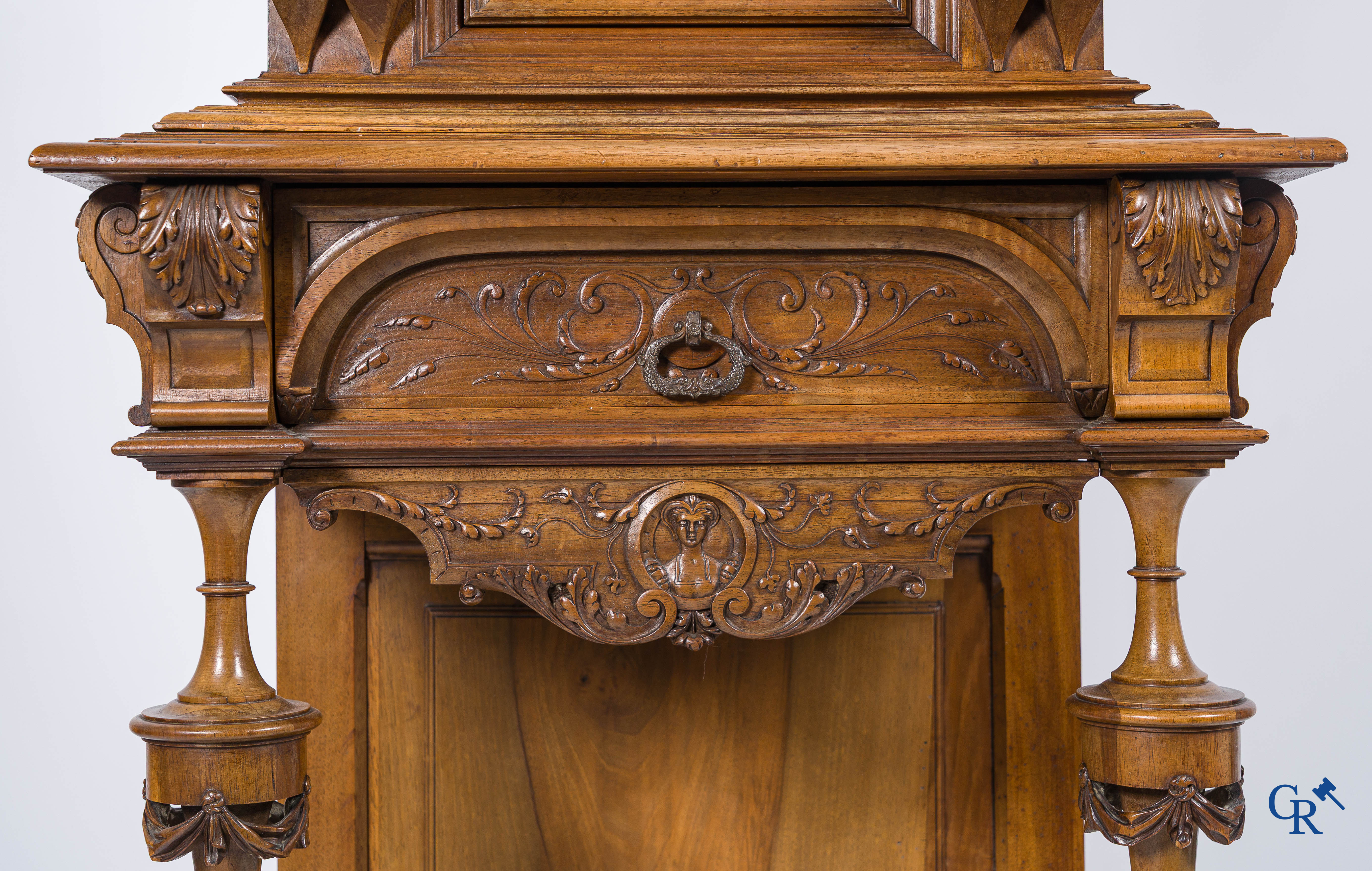 Mobilier. Meuble en noyer finement sculpté avec armoiries et masques. Style néo-Renaissance. Fin du 19ème siècle.