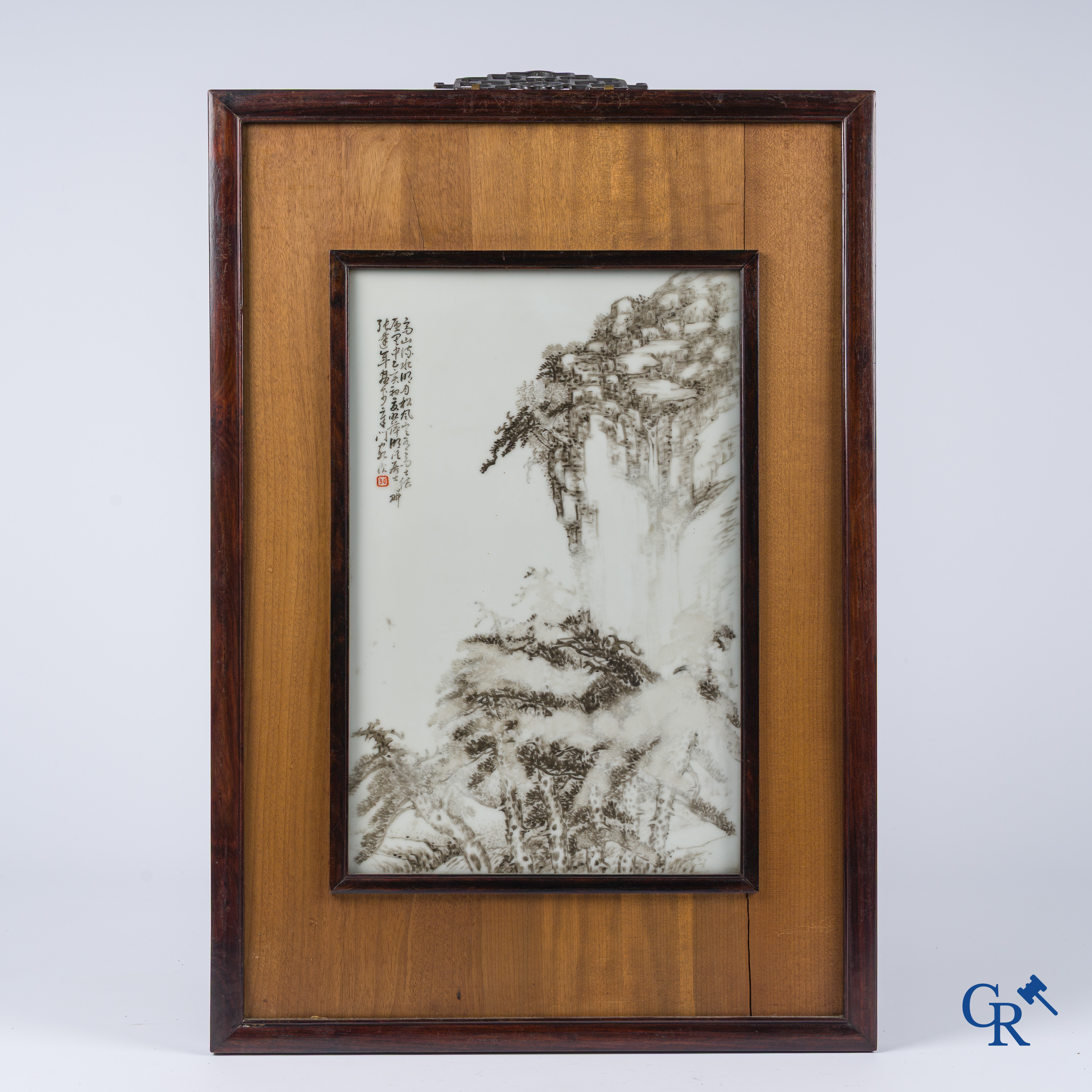 Art Asiatique, Chine. Grande plaque en porcelaine, qianjang cai. Signé. Avec ancienne étiquette de la Galerie Stampaert à Gand.