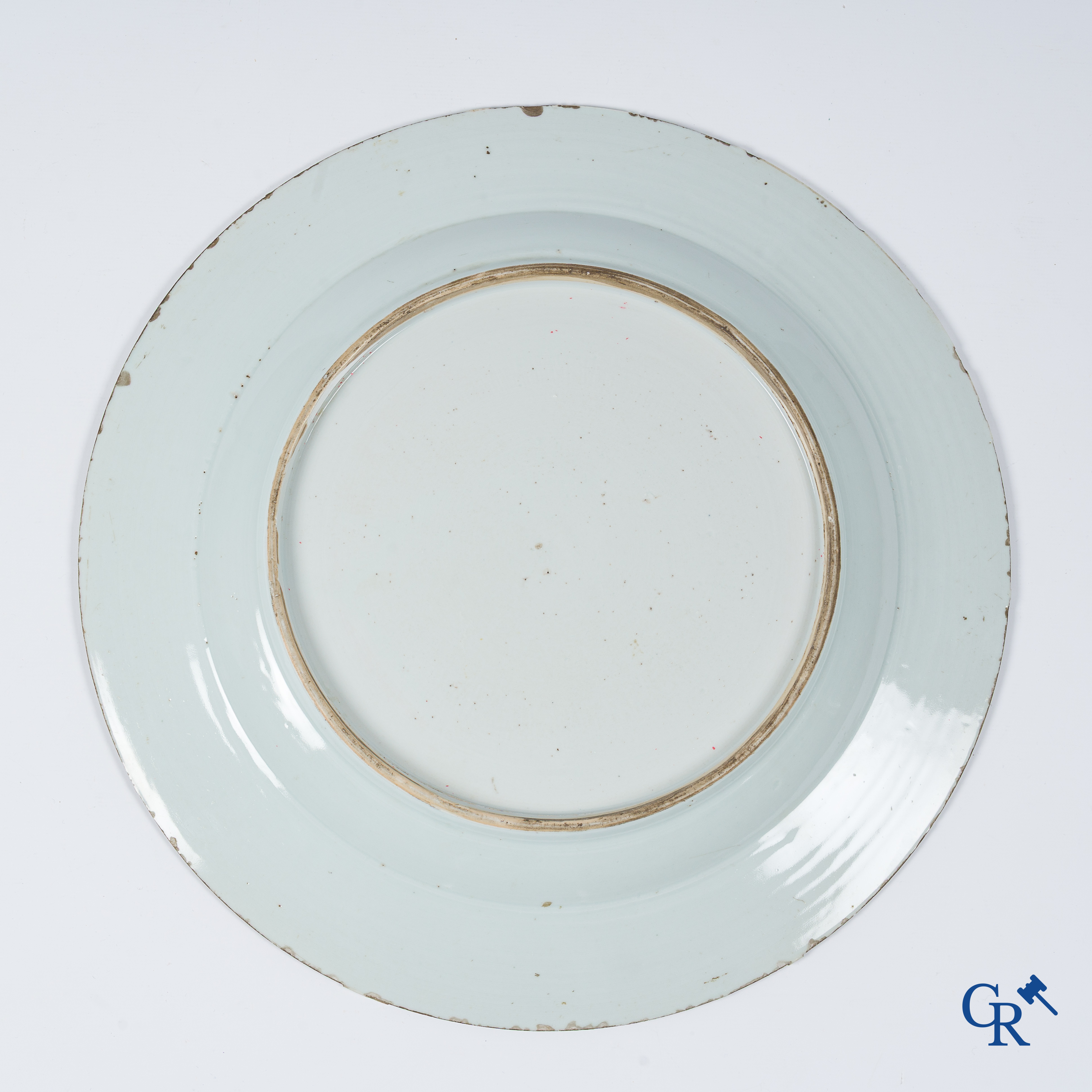 Art Asiatique. Porcelaine chinoise. Grand plat famille rose. Epoque Qianlong.