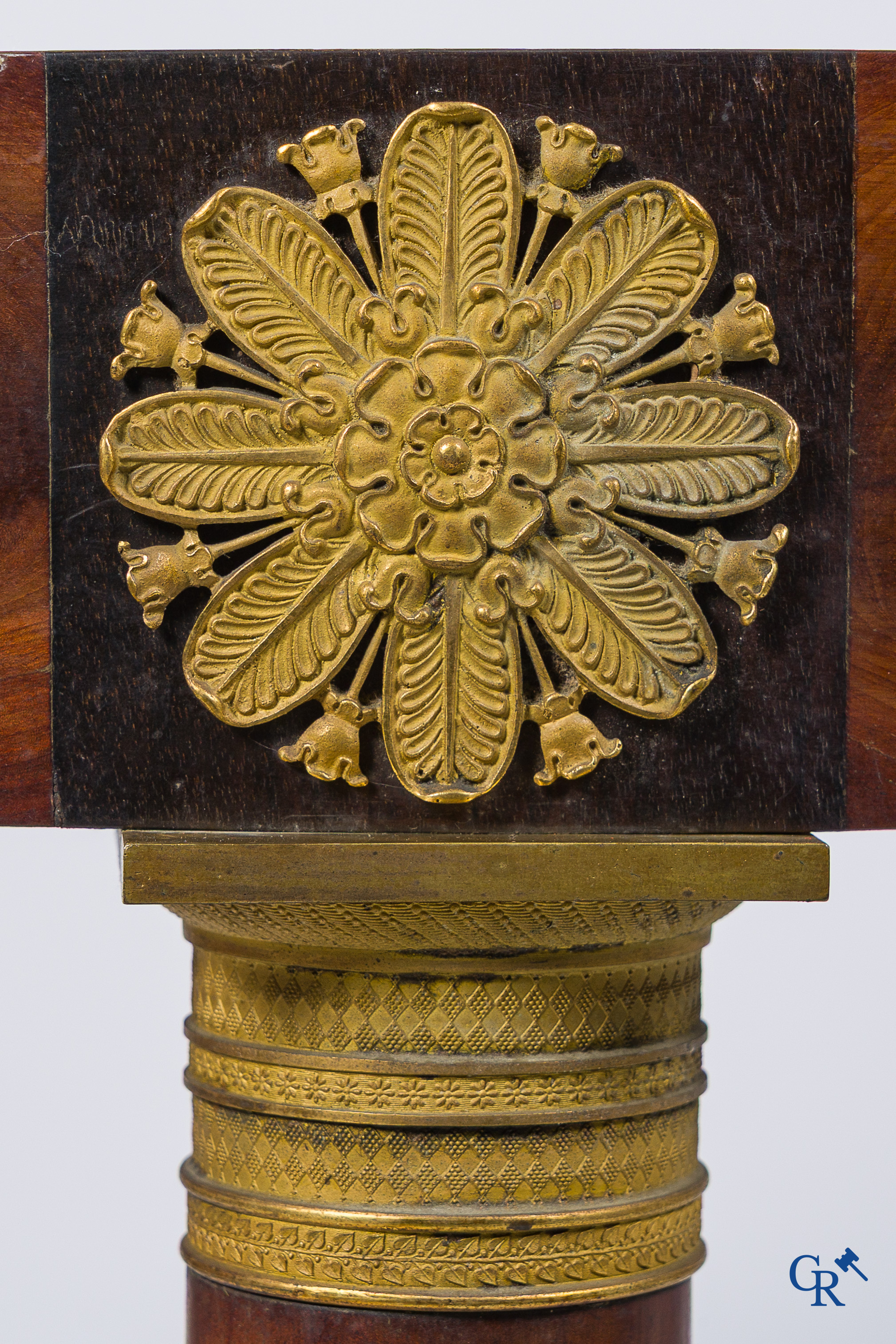 Empire. Grand guéridon en placage d'acajou, bronzes finement ciselés et dorés. France, vers 1810.