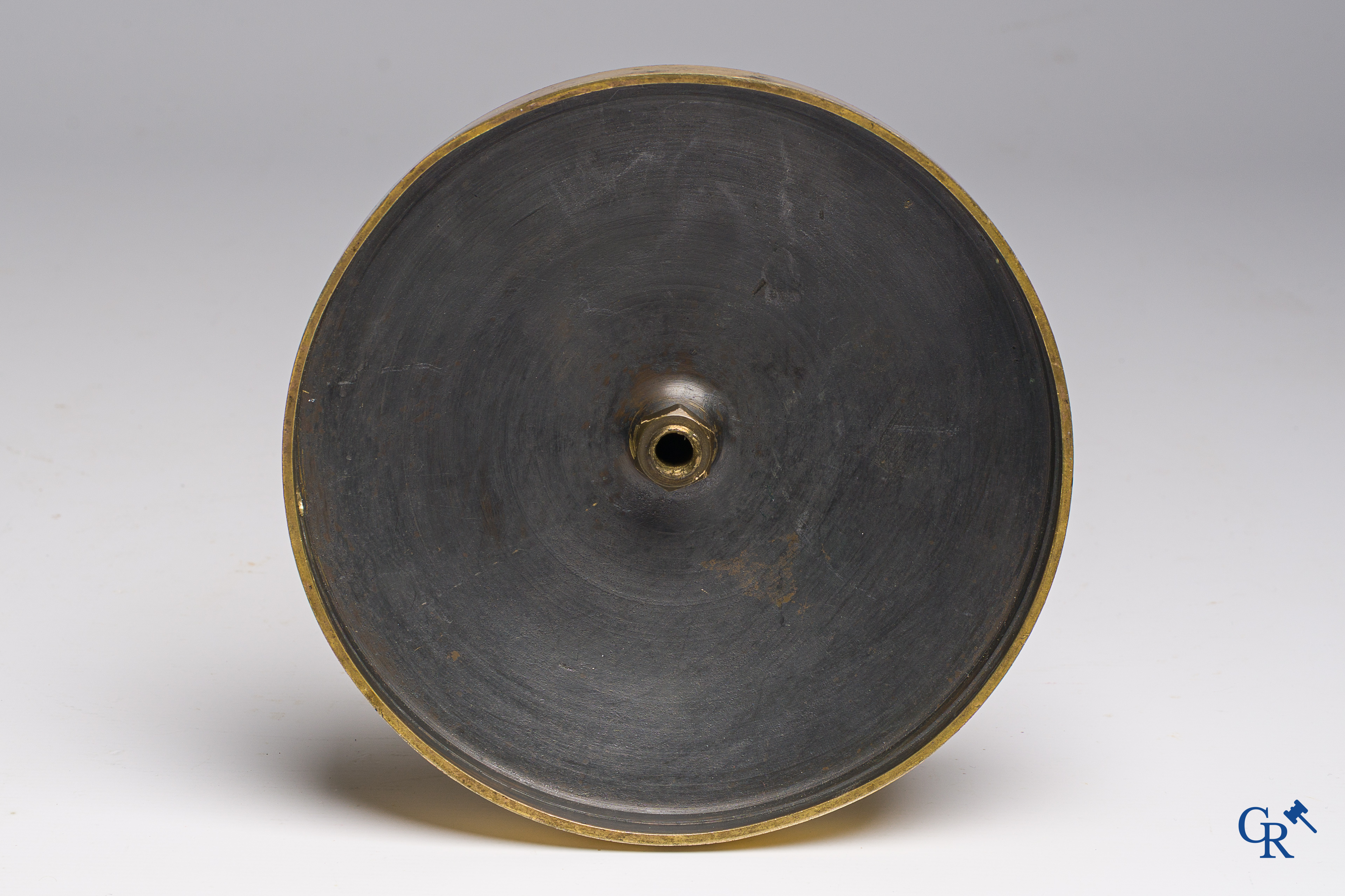 Epoque Empire. Exceptionnel et grand bougeoir en bronze finement ciselé et doré. France, vers 1810.