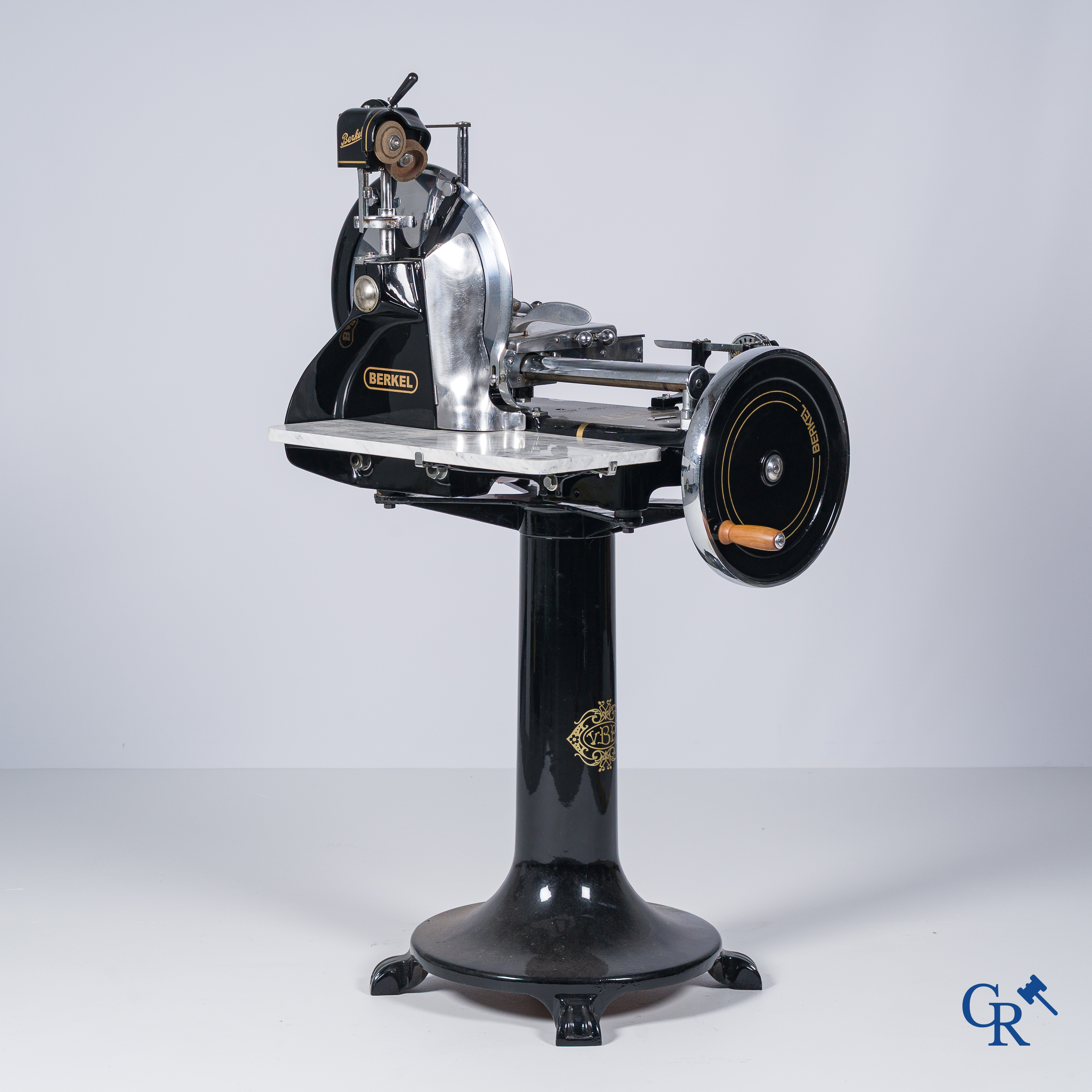 "Van Berkel's Patent" Importante Berkel VBP8, Machine à découper la viande et le fromage "Trancheuse à volant". Modèle 8 numéroté n°842948, circa 1930-1940.