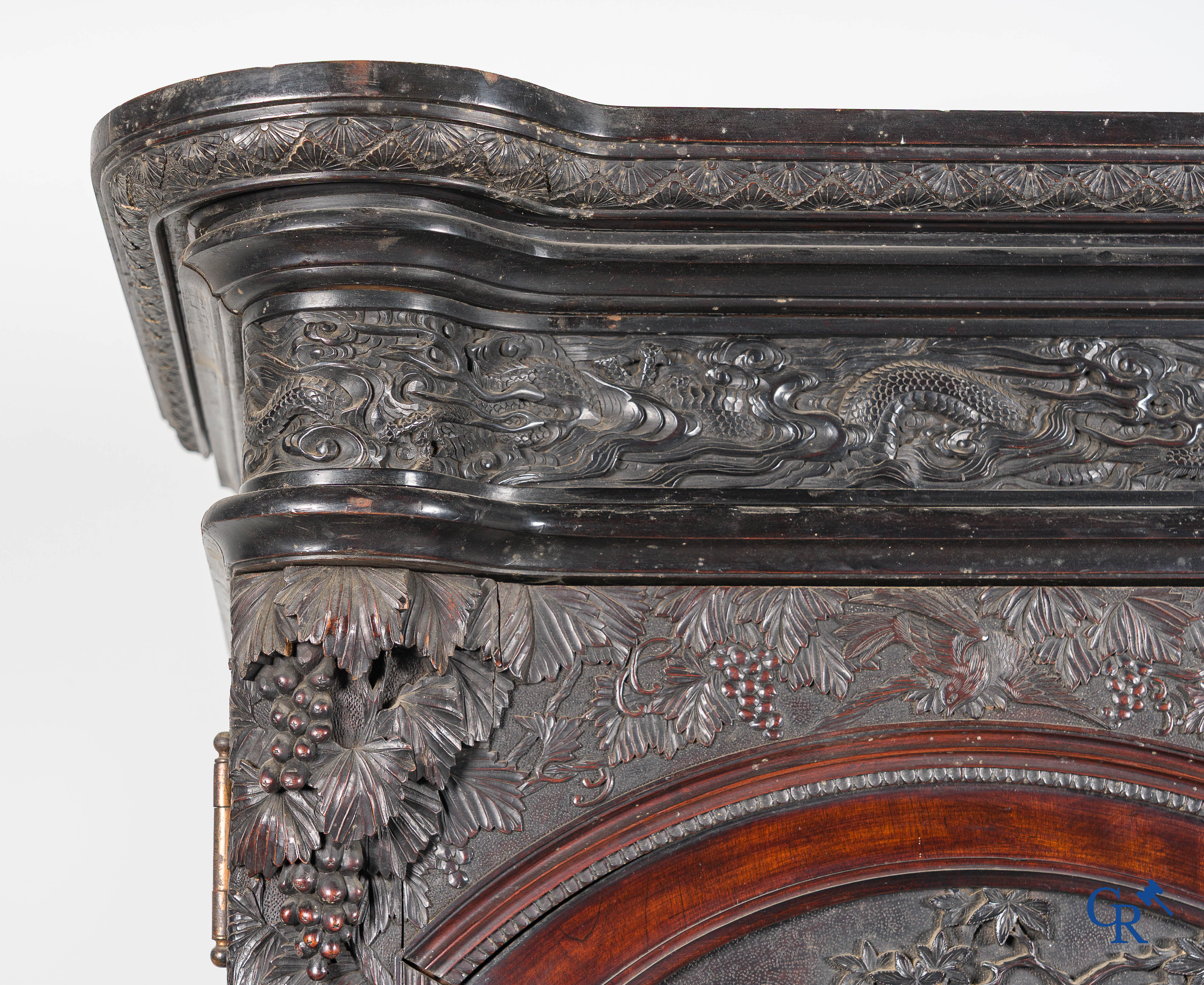 Art Asiatique. Exceptionnel et impressionnant meuble avec des panneaux chinois finement sculptés. XIXe siècle.