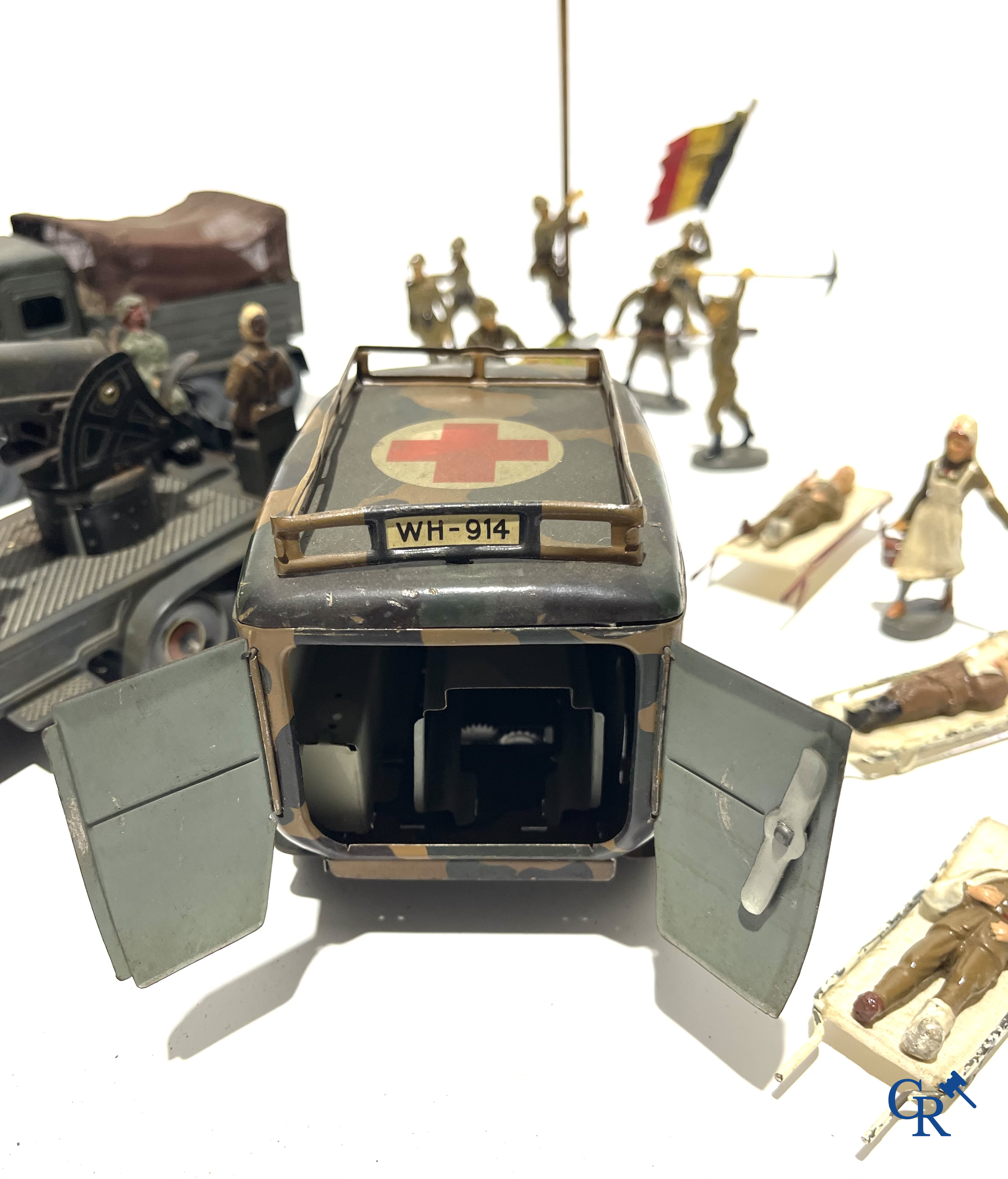 Jouets anciens. Lot de jouets militaires allemands exceptionnellement bien conservés en tôle lithographiée et des figurines en composite. Années '30-'40.