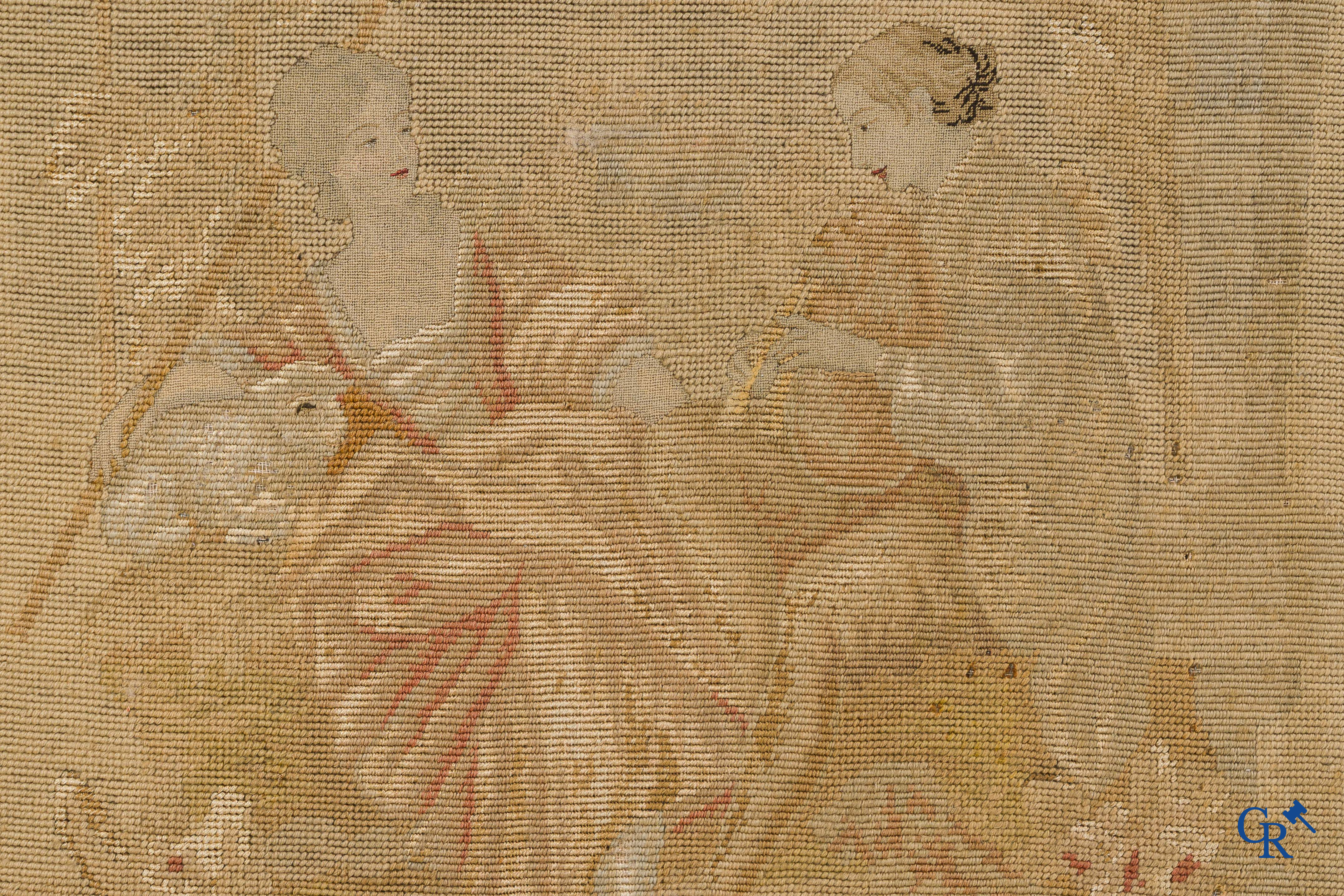 Paravent 3 pièces en bois finement sculpté et doré, décoré de broderie. Style LXV, vers 1900.