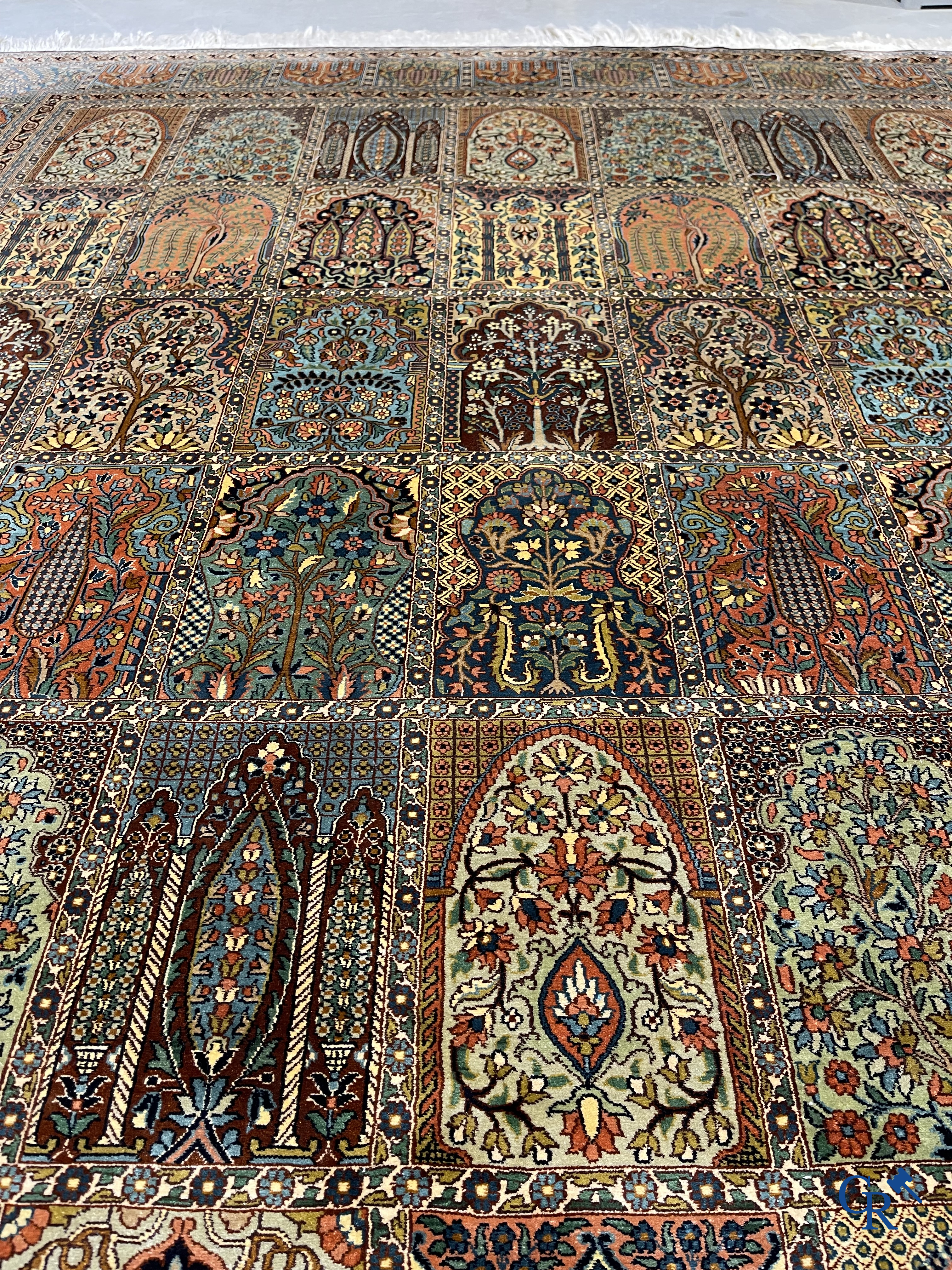 Tapis d'orient. Exceptionnel tapis en soie Khesti "garden design". Cachemire.