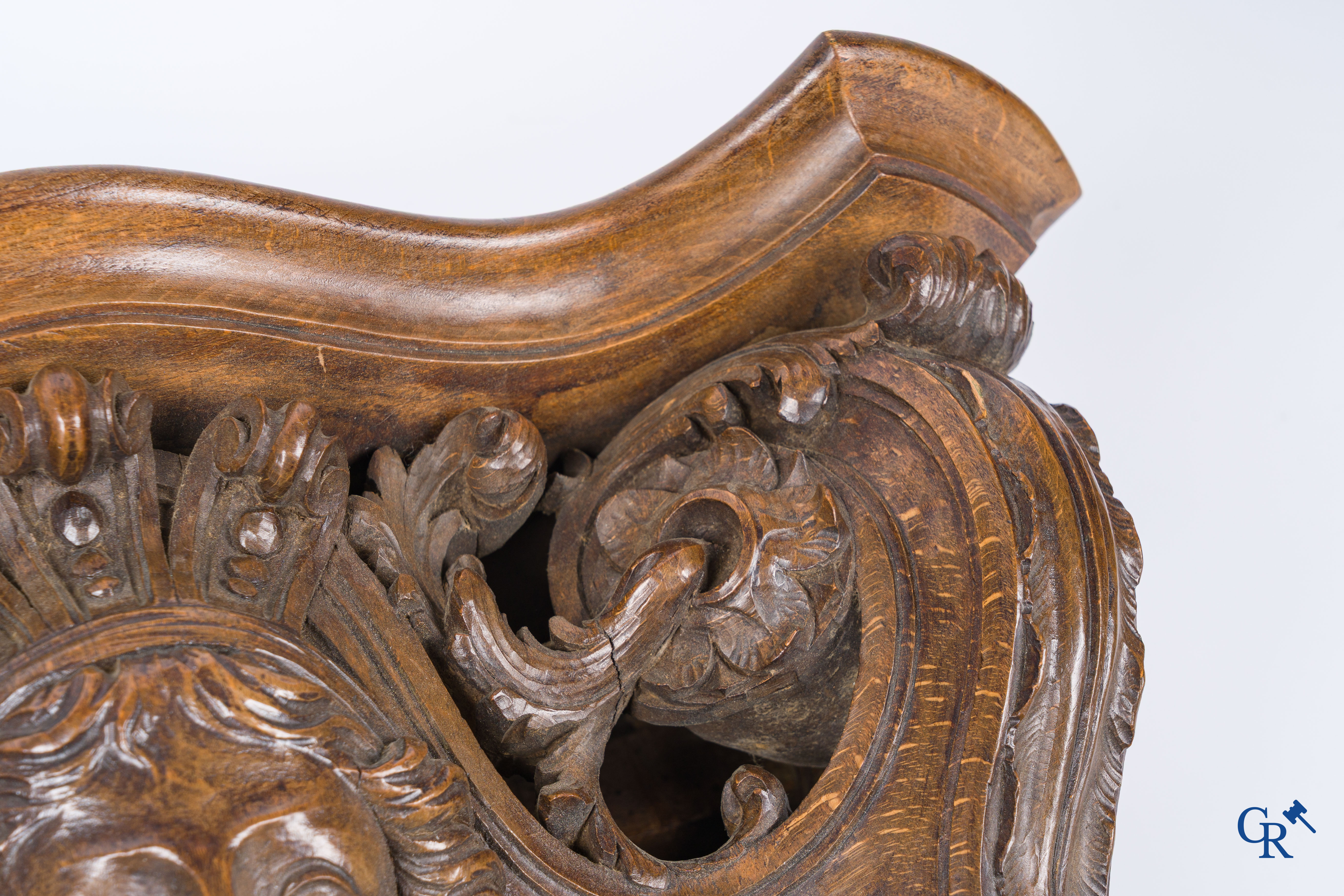 Une console murale de style Renaissance richement sculptée en noyer. XIXe siècle.