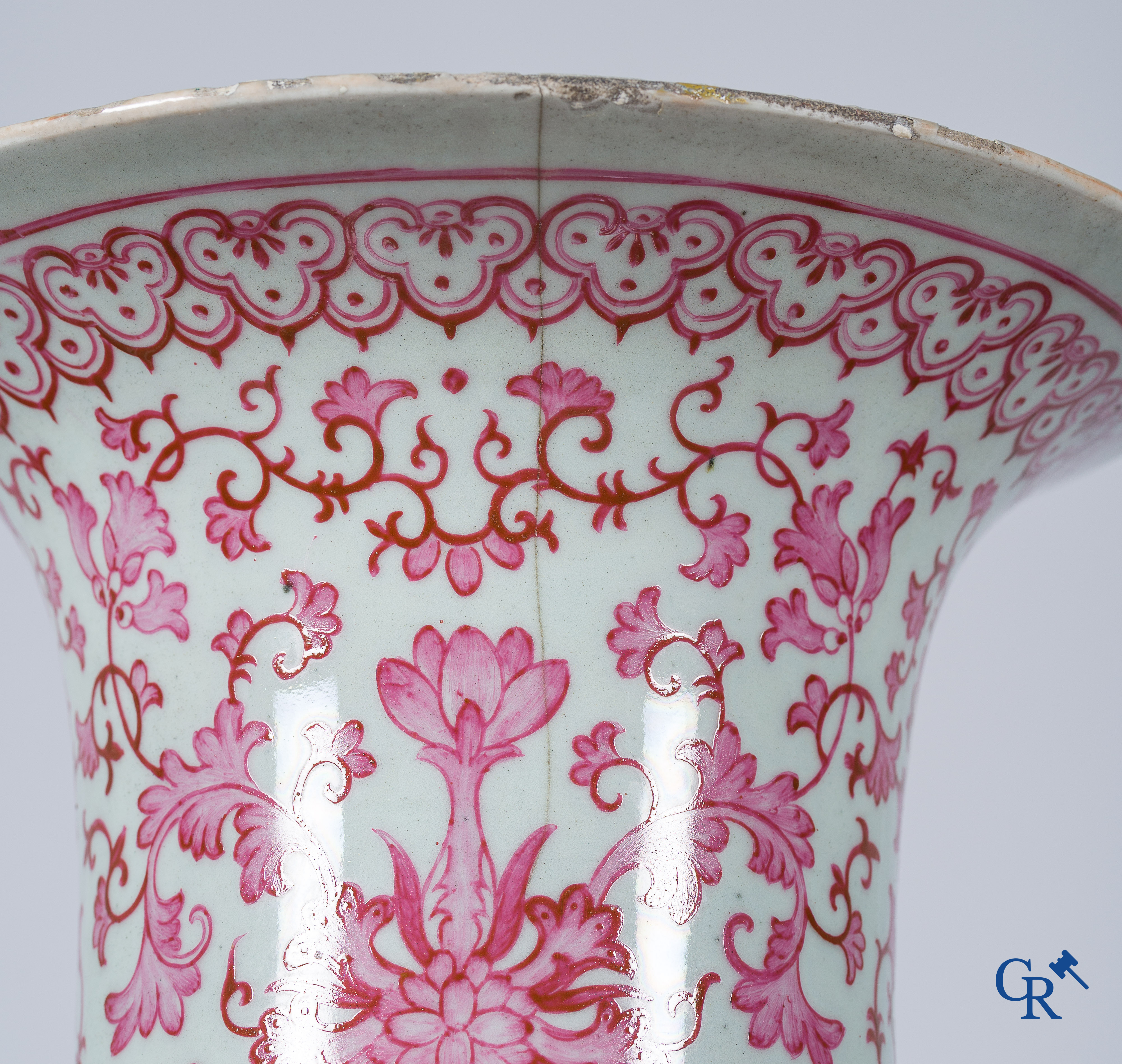 Art Asiatique. Porcelaine chinoise. Grand vase balustre aux motifs violet-rose "puce". 19ème siècle.