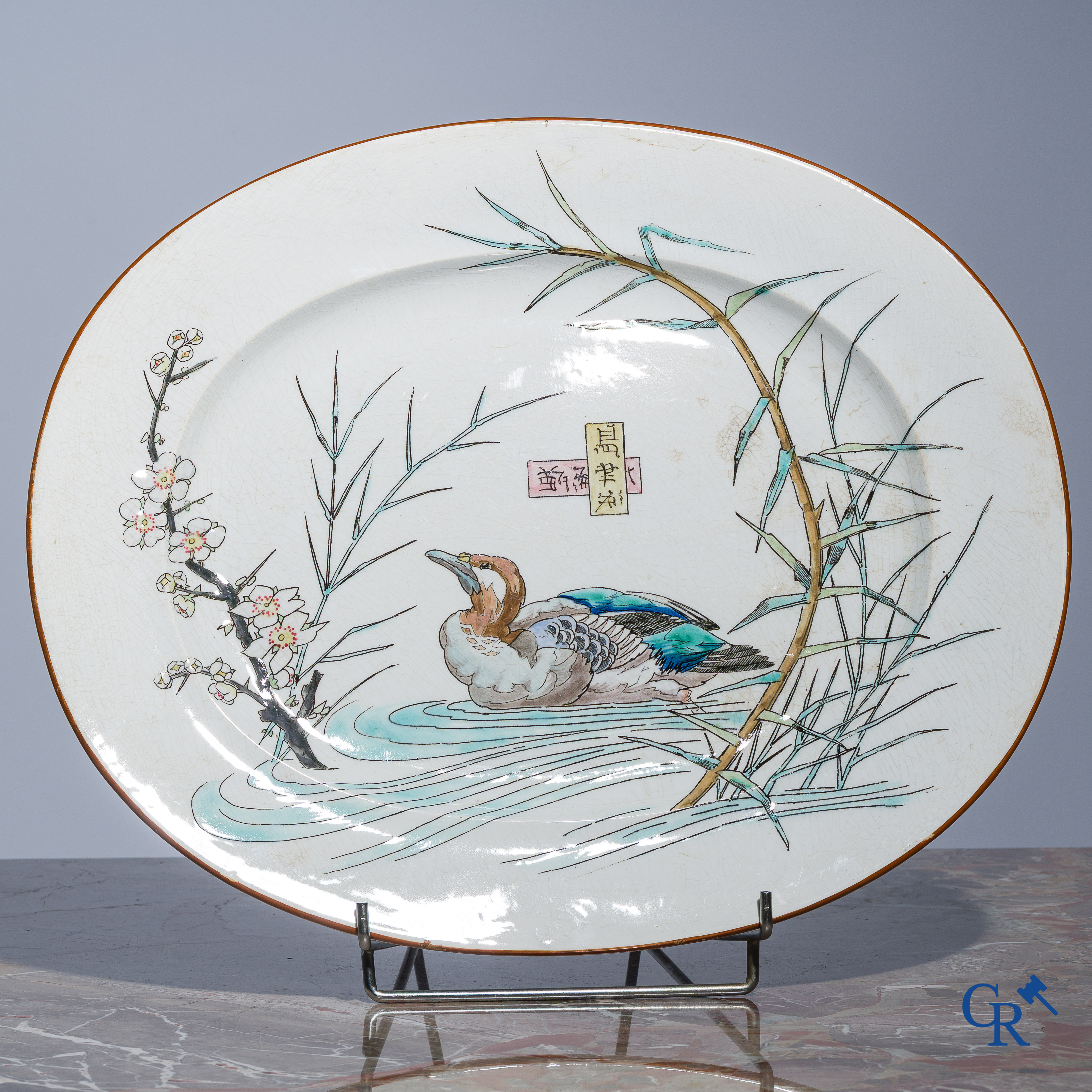Jules Vieillard & Cie. Bordeaux. Grote schotel in faience met Japoniserend decor. Gemerkt.